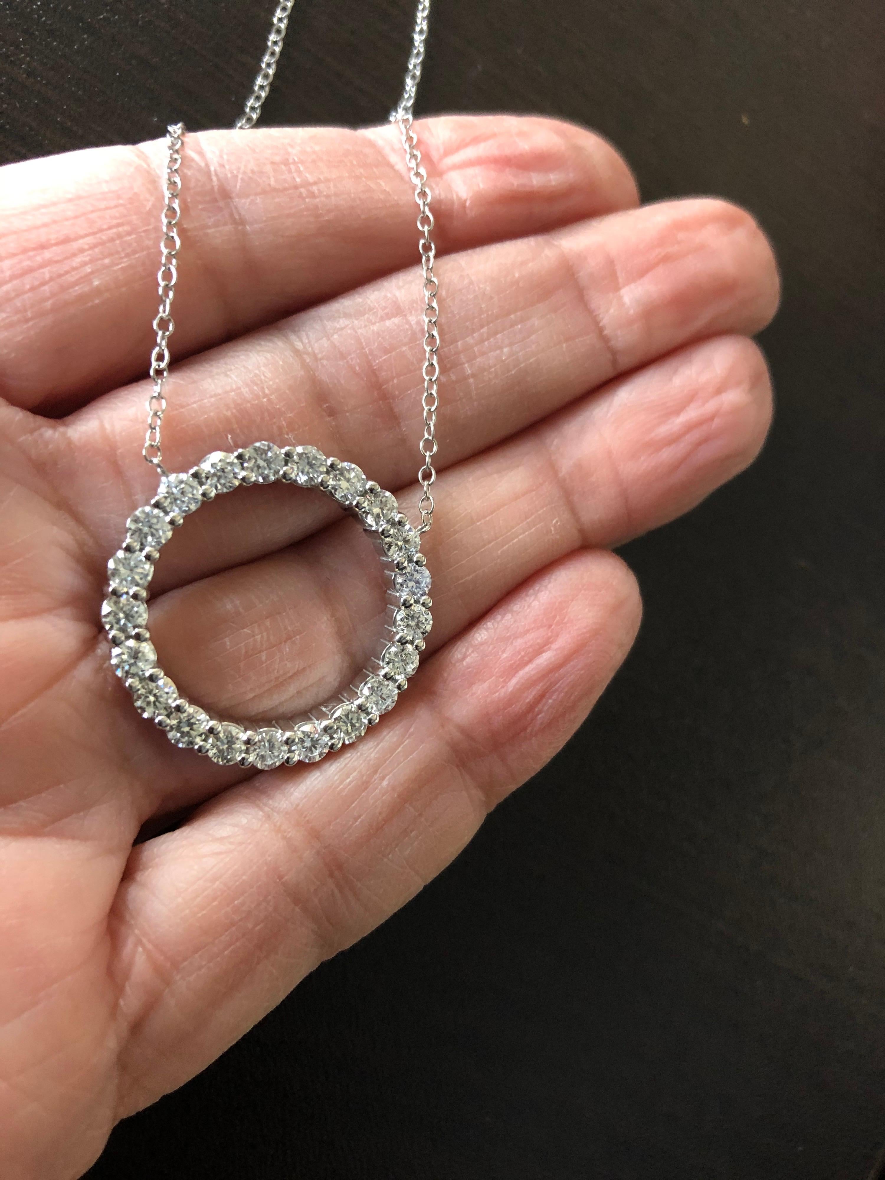 2 Carat Circle Diamond Pendant 14 Karat In New Condition For Sale In Great Neck, NY