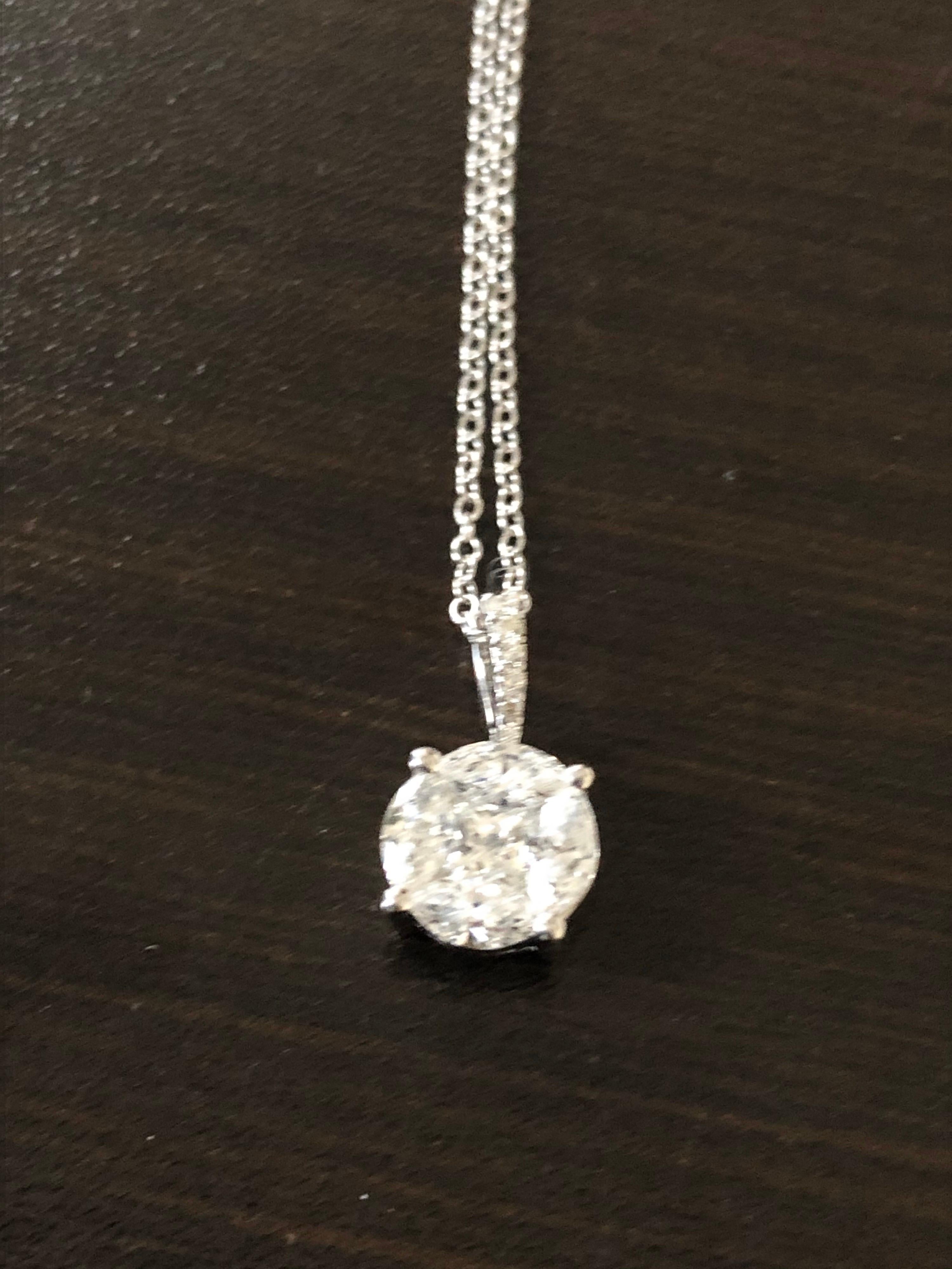 Women's 2 Carat Circle Diamond Pendant 18 Karat For Sale