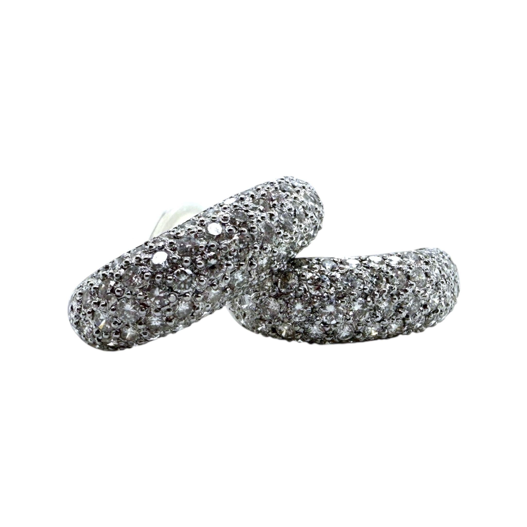 Donna Orecchini a cerchio con diamanti a clip da 2 carati in oro bianco 18K in vendita