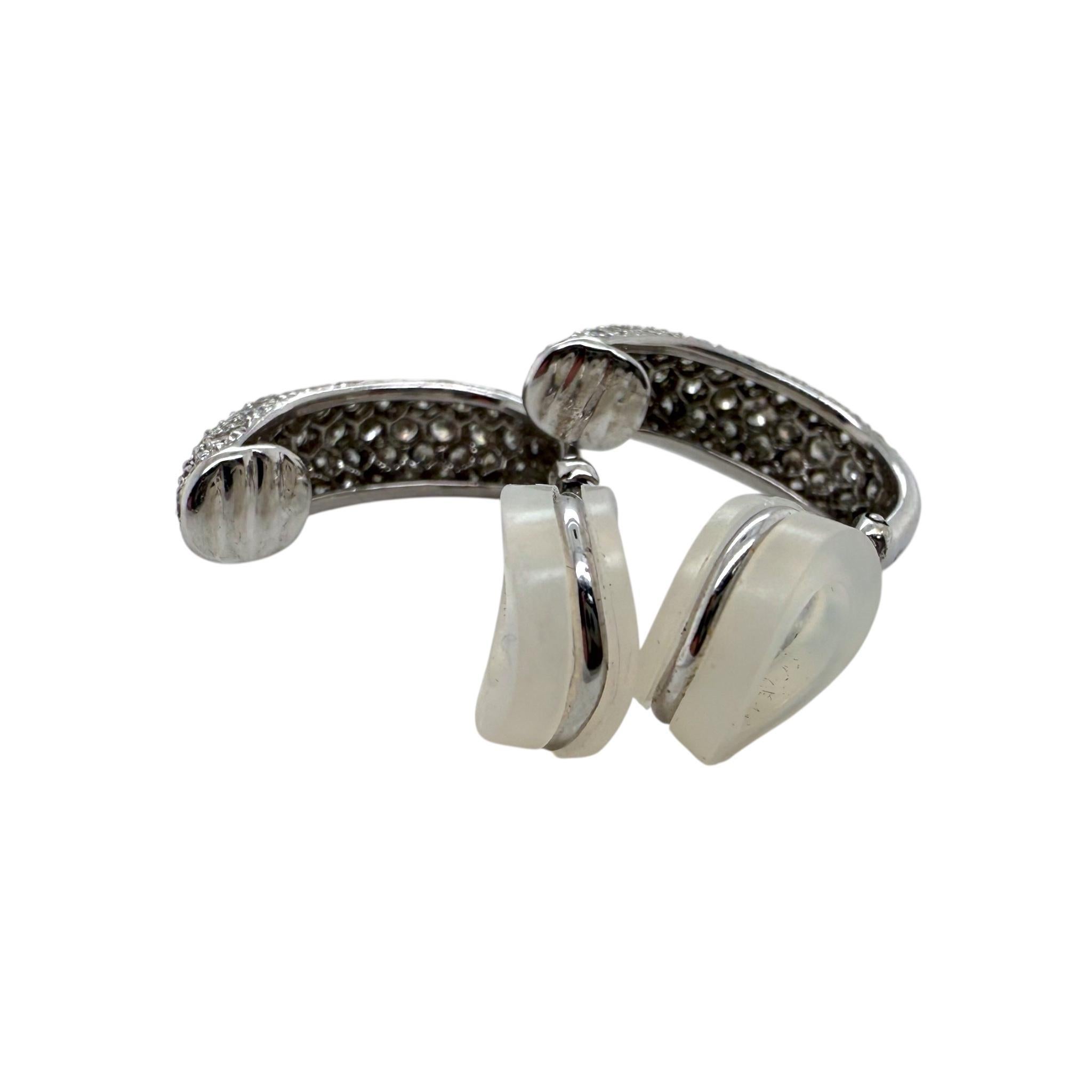 Orecchini a cerchio con diamanti a clip da 2 carati in oro bianco 18K in vendita 3