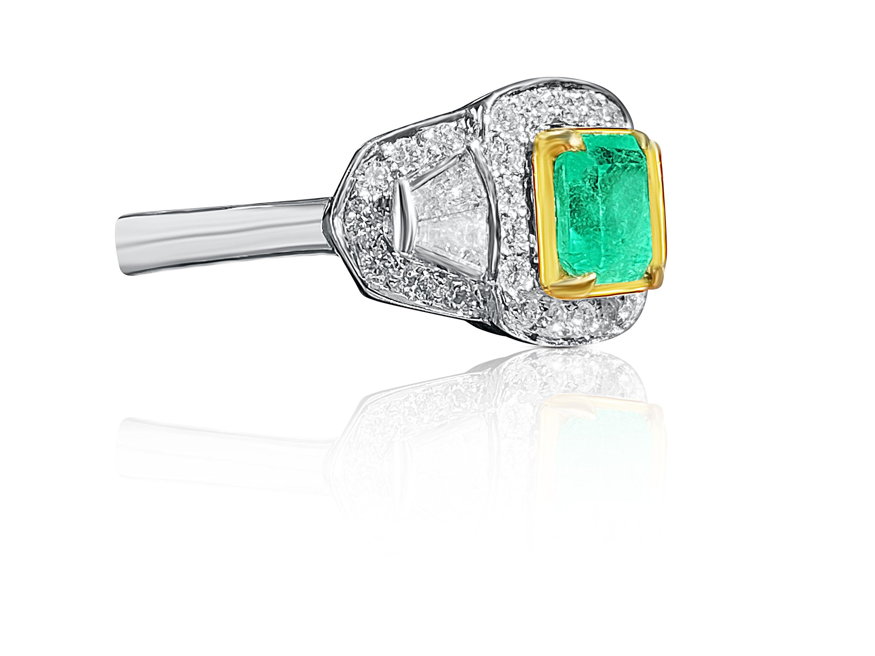 Im Mittelpunkt steht ein kolumbianischer Smaragd von 0,94 Karat im Smaragdschliff, flankiert von Diamanten im Baguetteschliff von 0,30 Karat, die von weiteren 0,64 Karat Diamanten im Rund-Brillant-Schliff akzentuiert werden, und gefasst in 18 K
