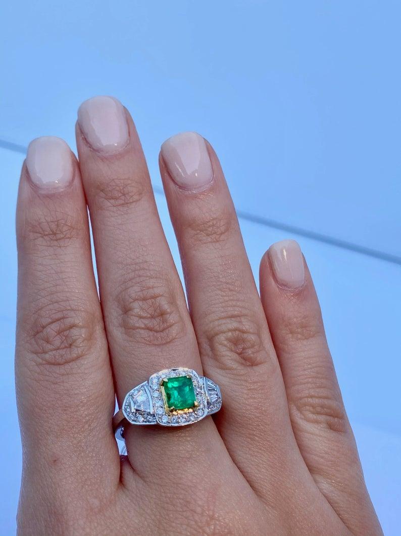 2 Carat Colombian Emerald, Baguette-Cut Diamonds, and 18 Karat White Gold Ring For Sale 4
