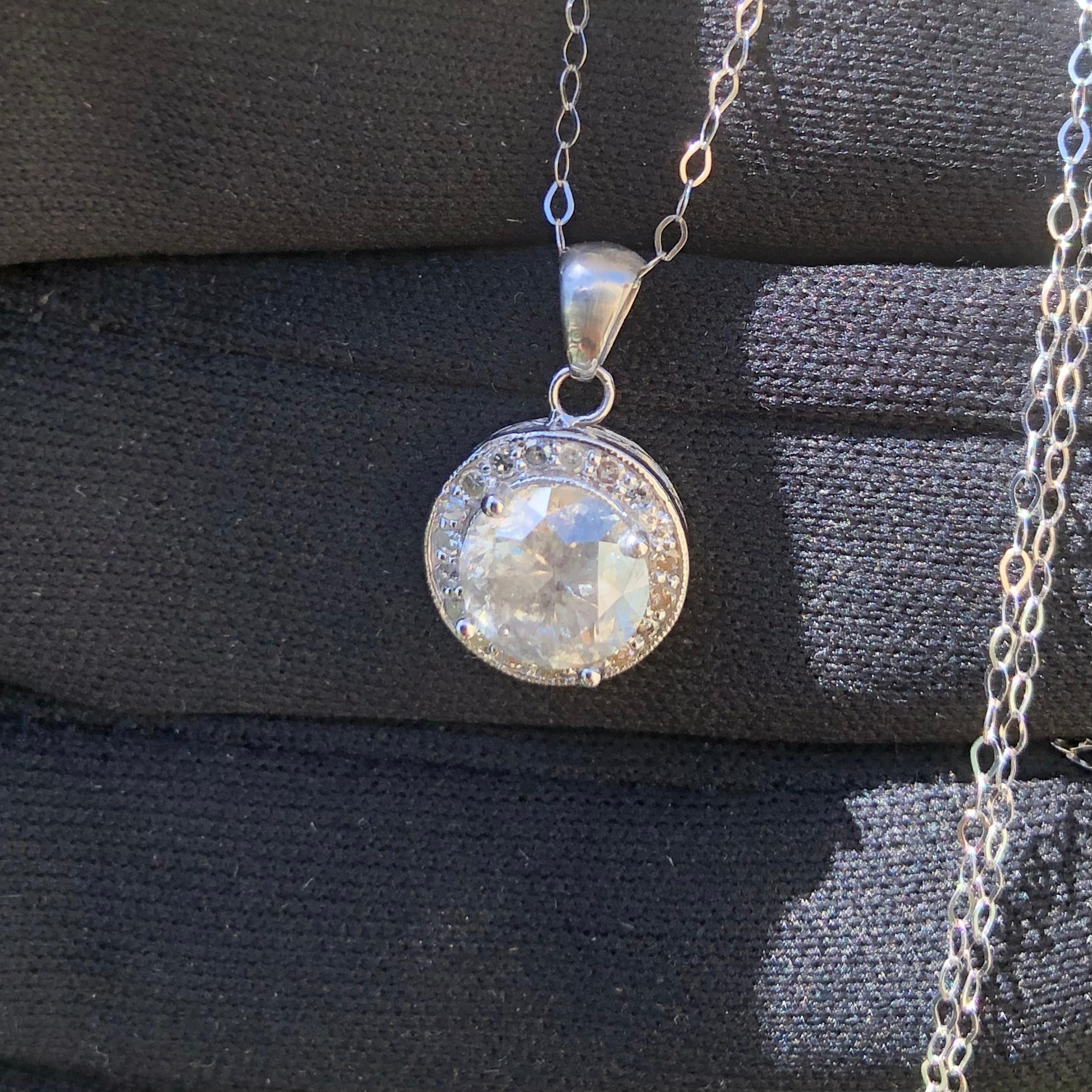 2 Karat Ct 1 Brillant Rund Diamant Halo Anhänger Halskette in 14k Weißgold (Rundschliff) im Angebot