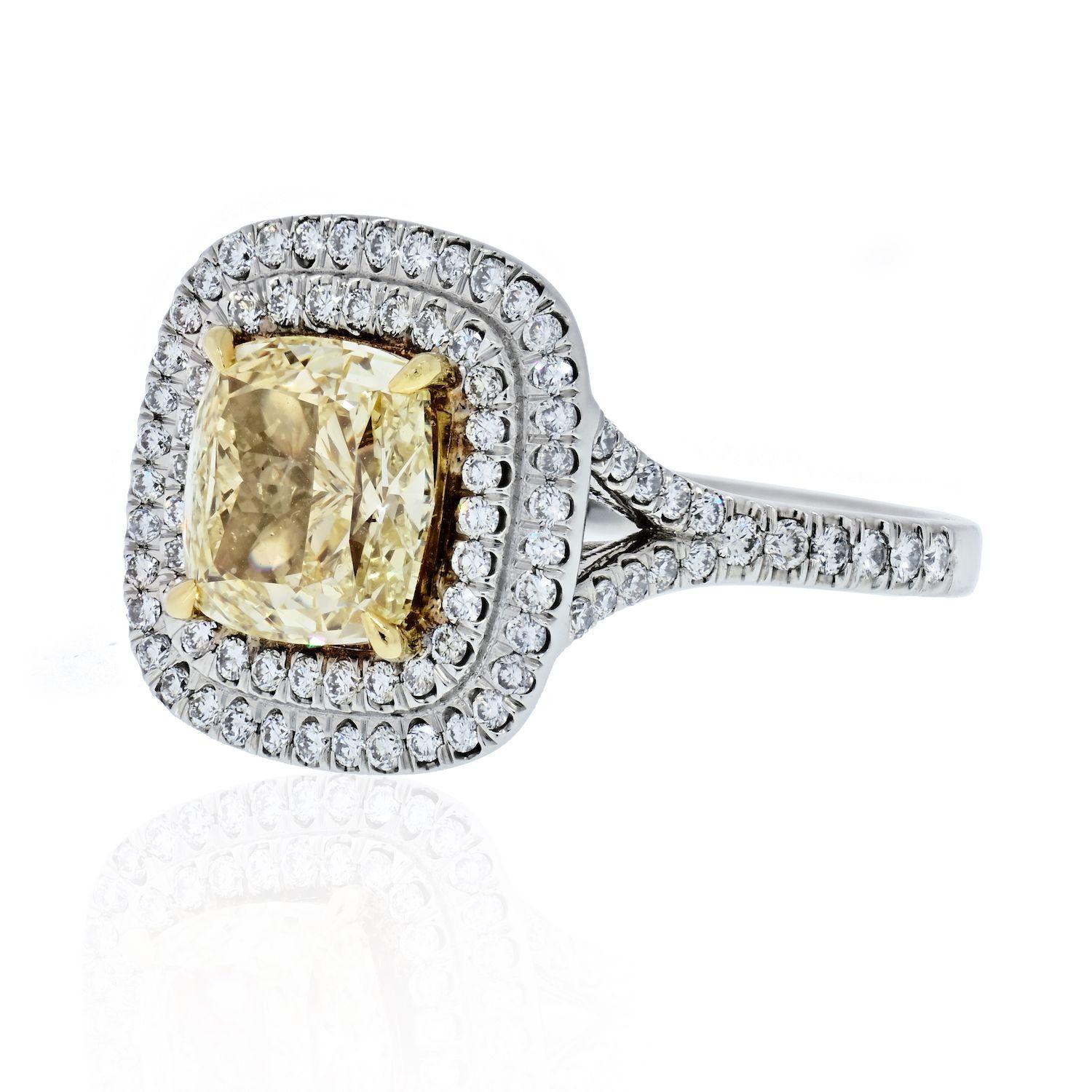 Nur wenige Dinge sind so bezaubernd und verträumt wie ein gelber Diamant im Kissenschliff. Ein gelber Diamant im Kissenschliff, umgeben von einem wunderschönen doppelten Halo aus kleinen farblosen runden Diamanten, ist eines davon.
Dieser