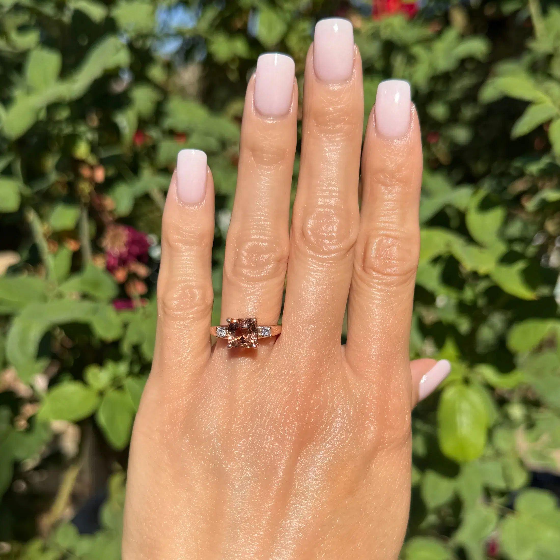 Anillo de cóctel vintage de oro con turmalina de melocotón en cojín de 2 quilates y diamantes Modernista en venta