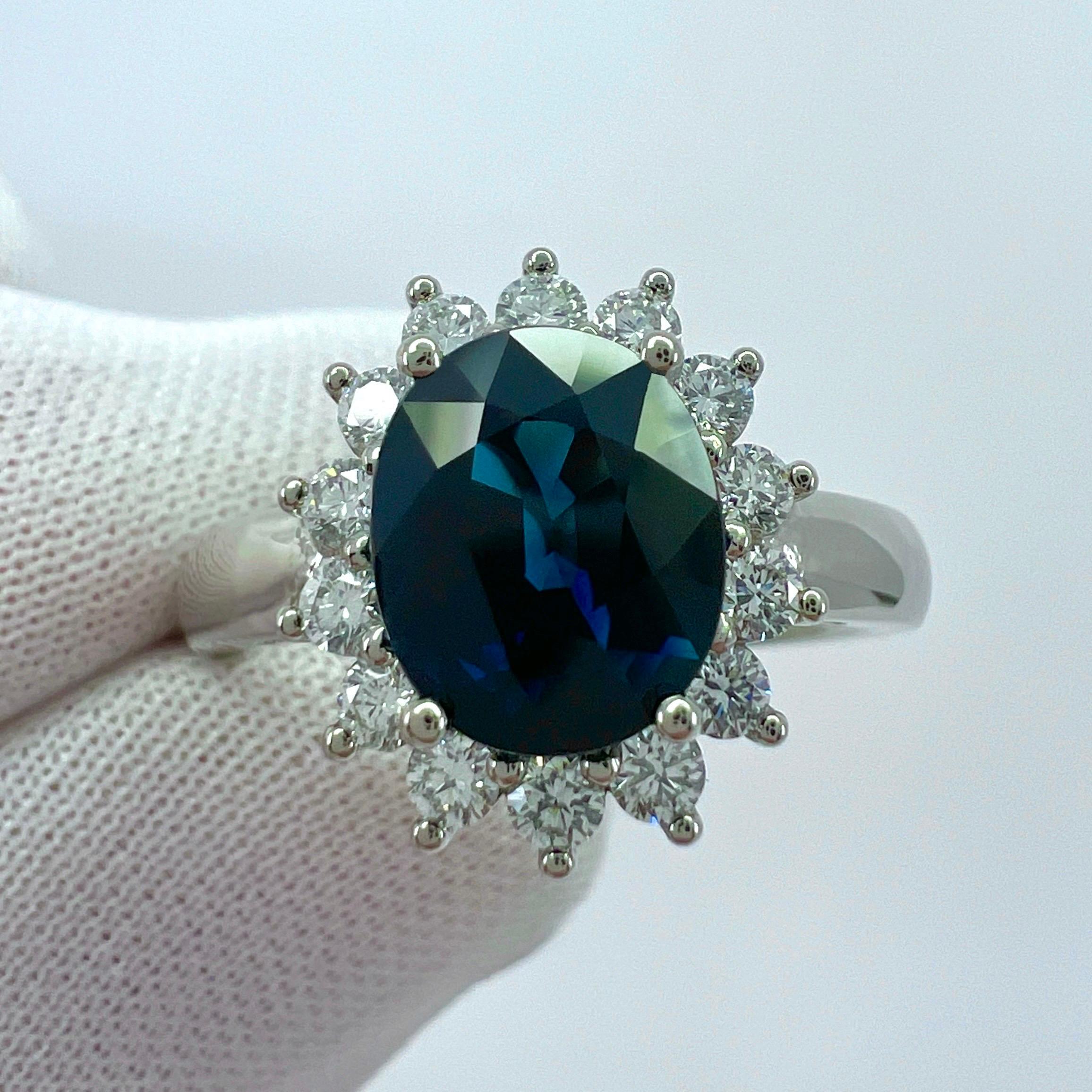 Natürlicher tiefblauer Saphir im Ovalschliff & Diamant 18k Weißgold Cluster Ring.

Dieser Ring ähnelt dem klassischen Ring mit blauem Saphir und Diamanten, wie er von Prinzessin Dianna und jetzt Kate Middleton, Prinzessin von Wales, getragen