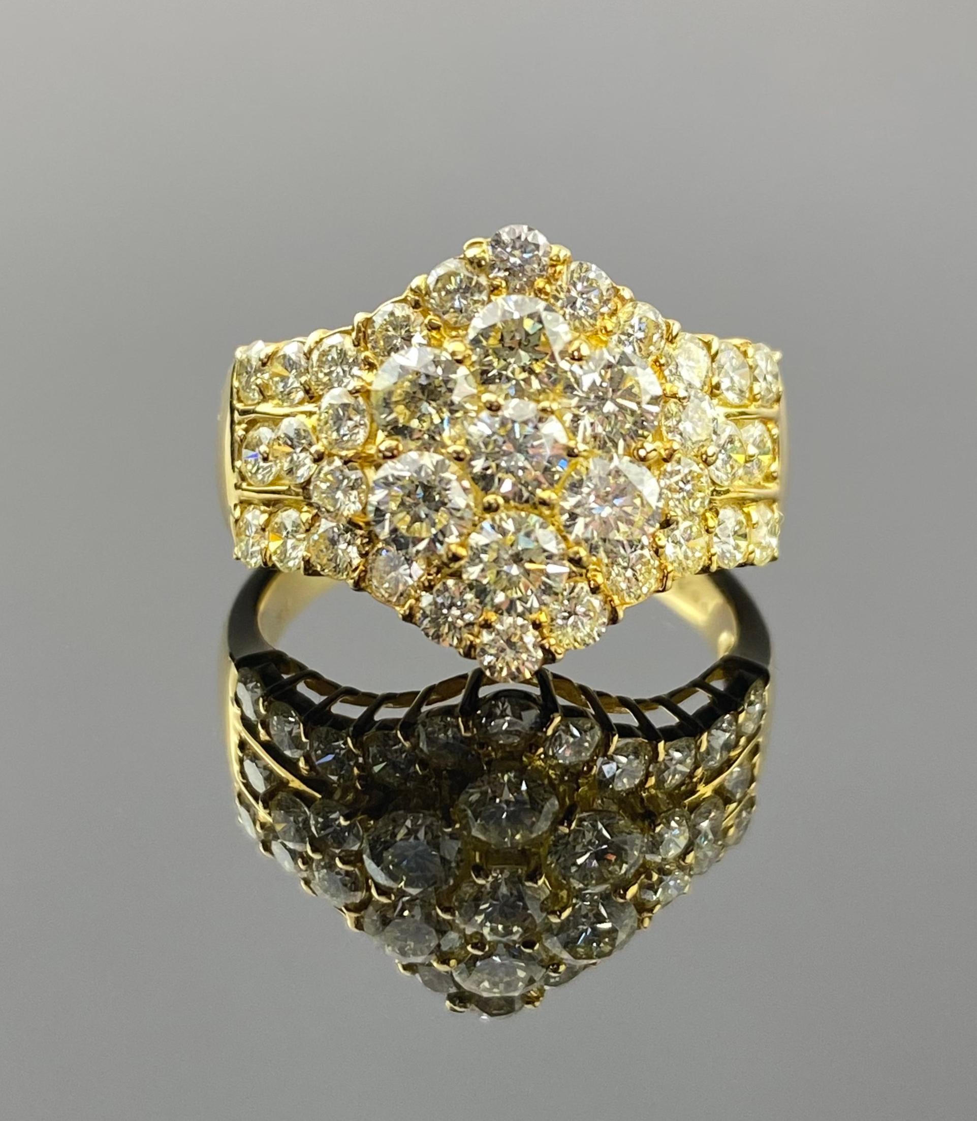 Cette bague en or jaune 18 carats avec diamant VS/SI présente un design classique et une exécution exquise. Qu'il s'agisse de fiançailles, d'un anniversaire ou de toute autre occasion spéciale, c'est un symbole d'amour durable et un trésor à chérir