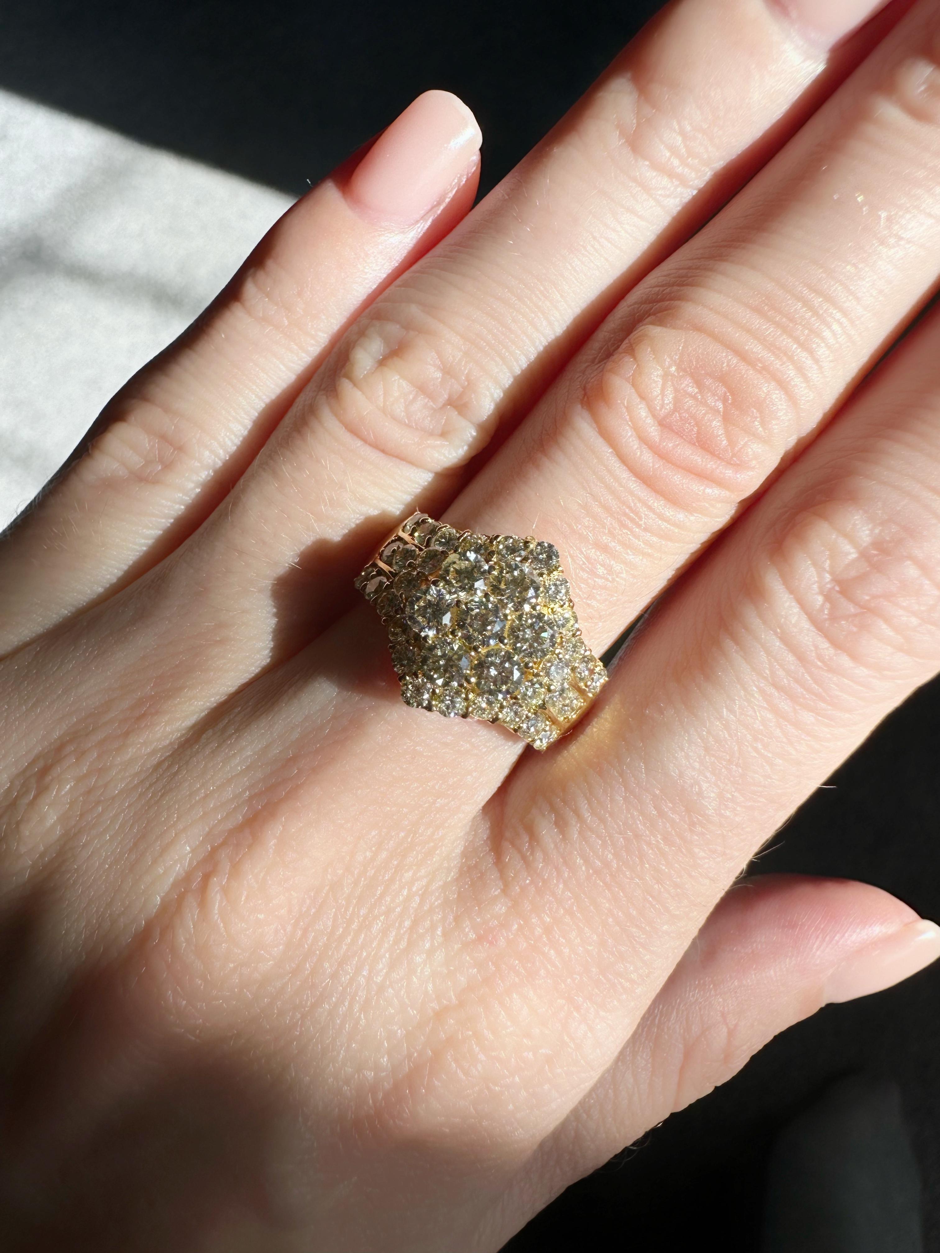2 Carat Diamond and Yellow Gold Cluster Ring For Sale 1