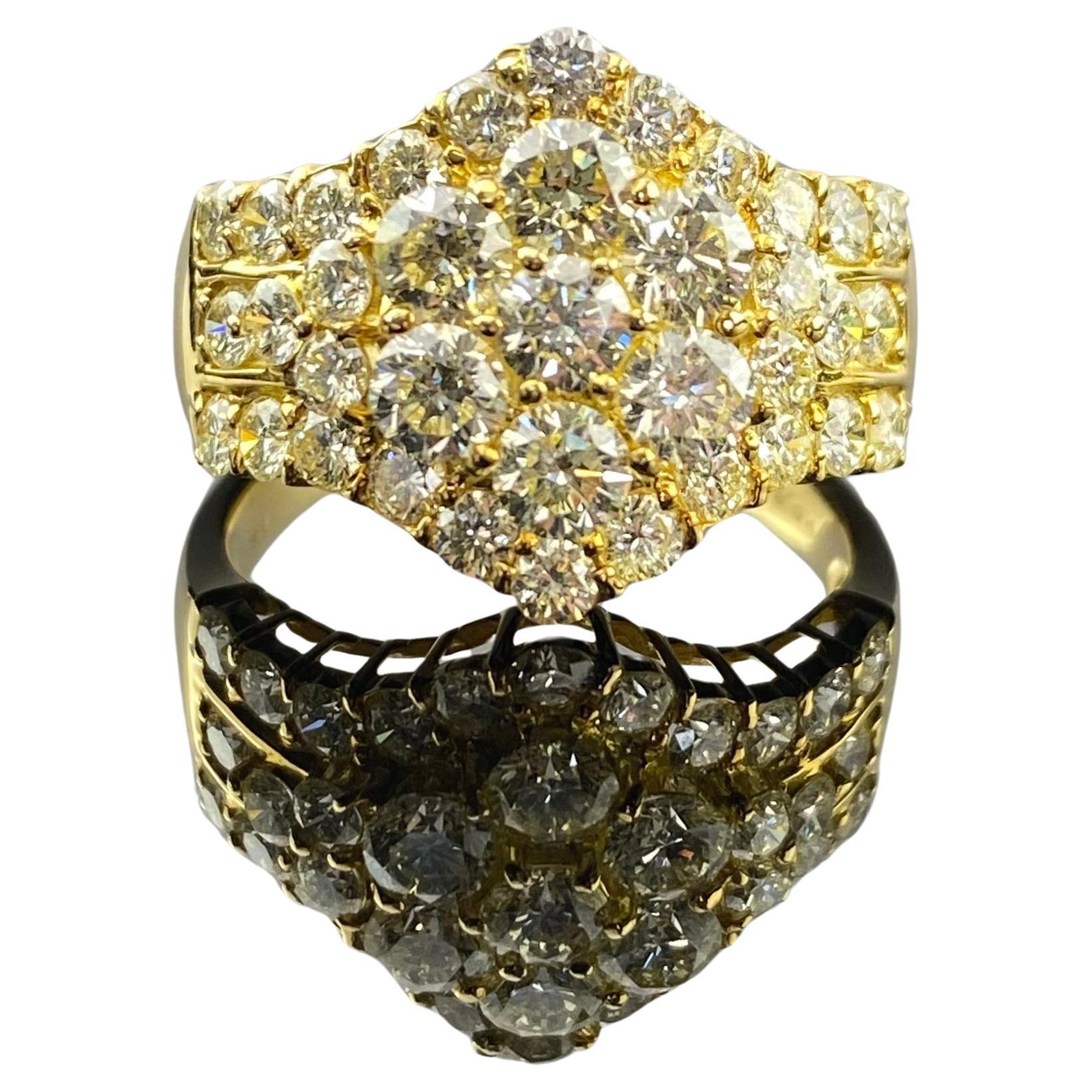 2 Carat Diamond and Yellow Gold Cluster Ring For Sale