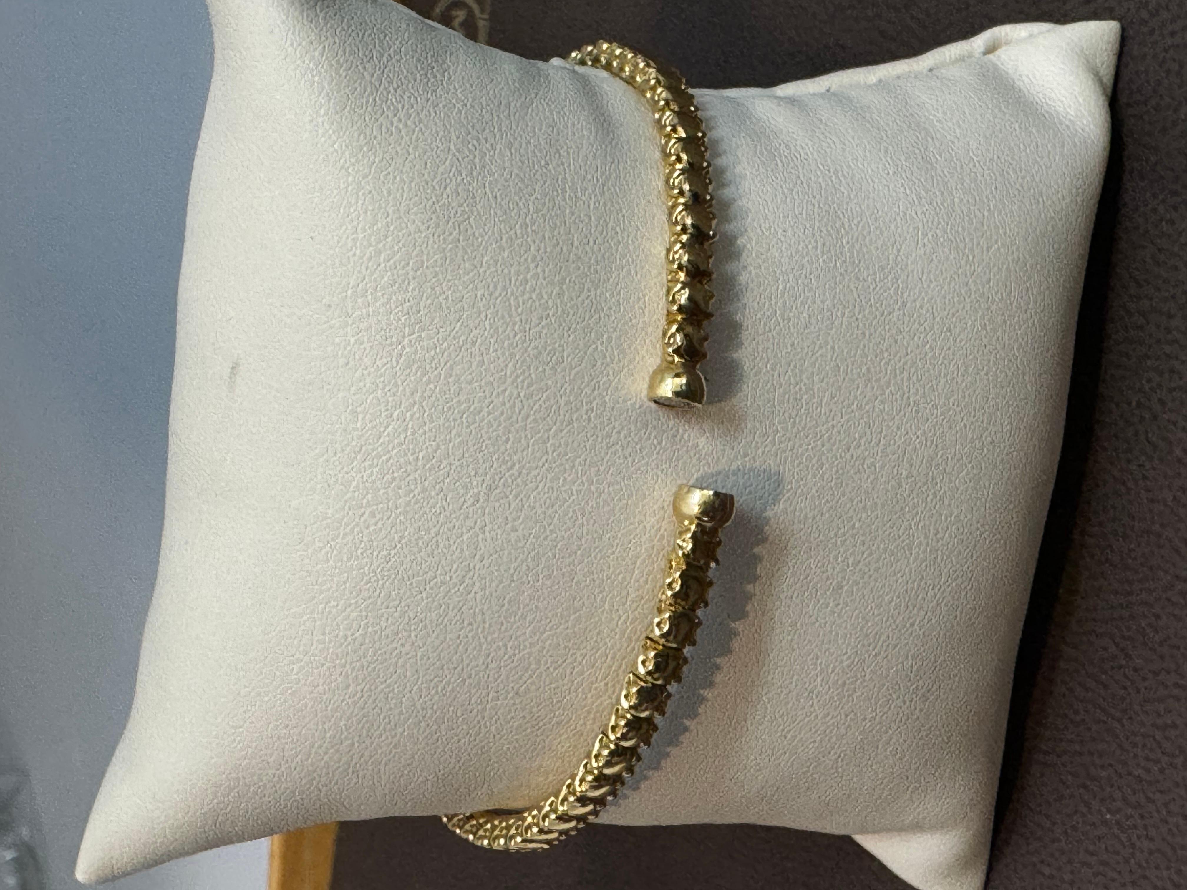 BOUCLE / CUFFE EN OR 18K AVEC DIAMANTS PAR SGJ, Taille moyenne , 20.4 gm 
Il est doté d'un bracelet  Bracelet confectionné en  Or jaune 18 carats et incrustation de   totalisent environ 2 carats avec  Diamants ronds et brillants  . 
Ouverture d'un