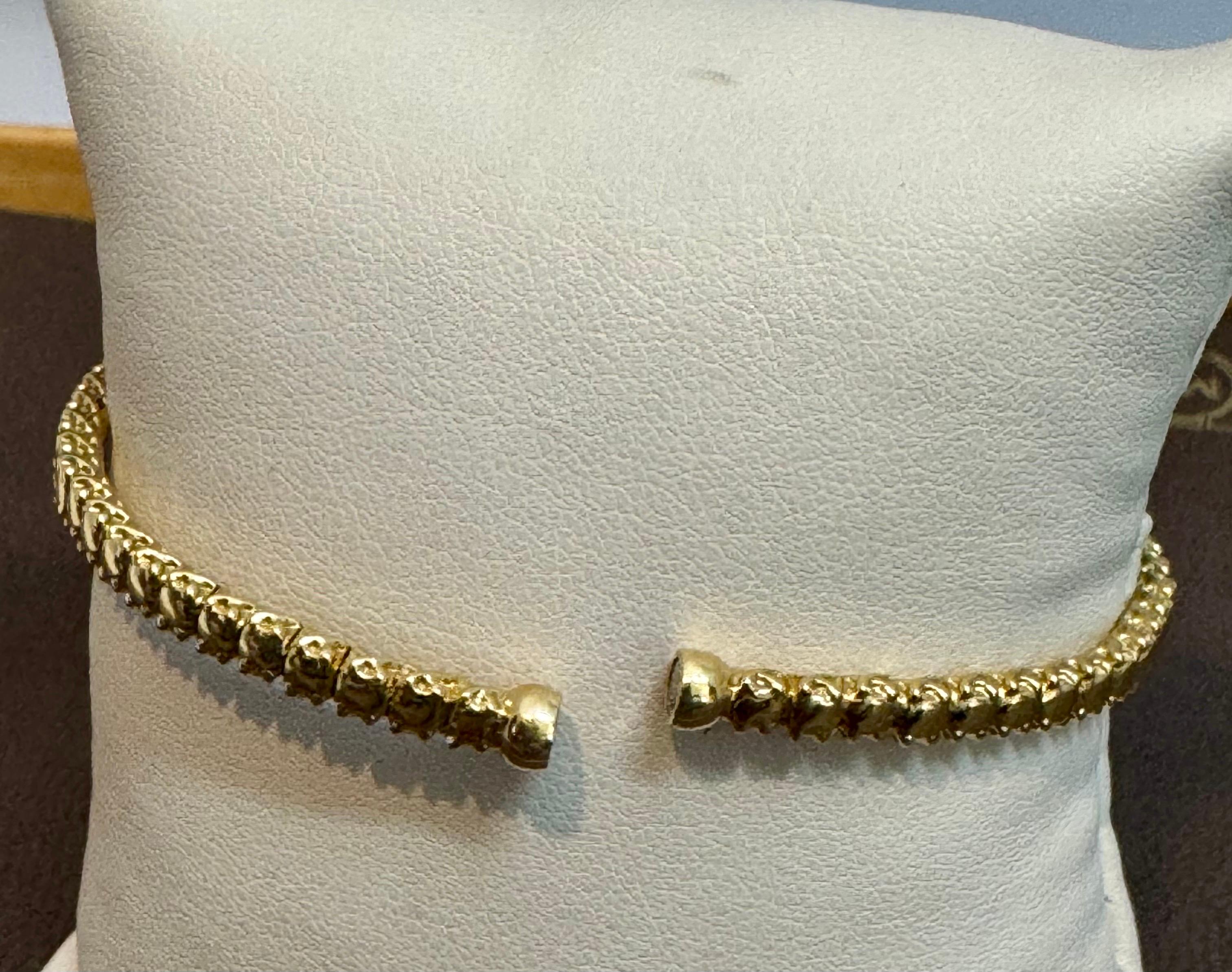 Taille ronde Diamants de 2 carats  Bracelet jonc en or jaune 18 carats 20 grammes, signé SGJ en vente