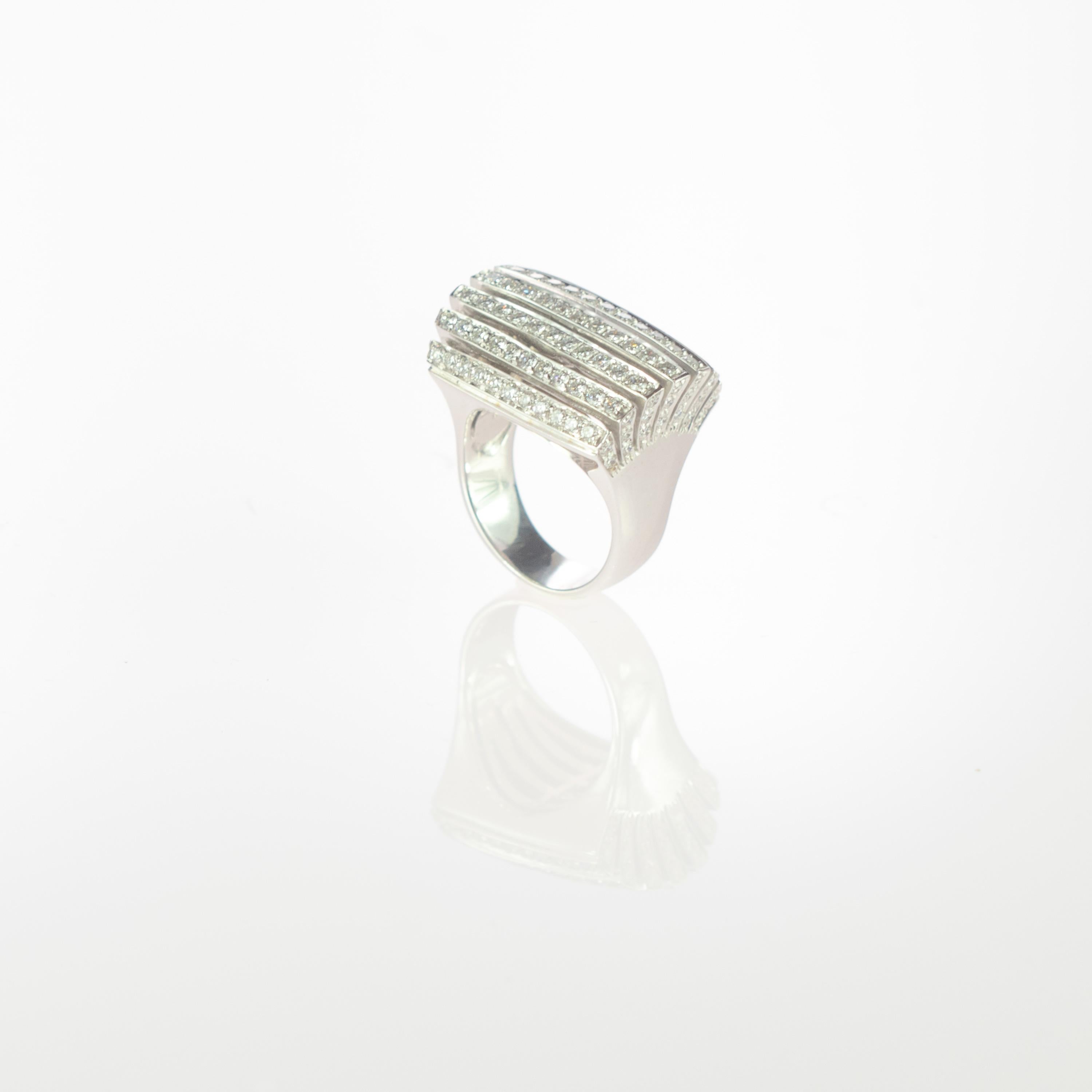 Anillo con pavé de más de 70 diamantes raros y magníficos mezclados con oro blanco de 18 quilates adornado en forma de corona, ¡perfecto para una noche deslumbrante! El anillo en racimo de 2 quilates recrea una forma piramidal con la elegancia y la