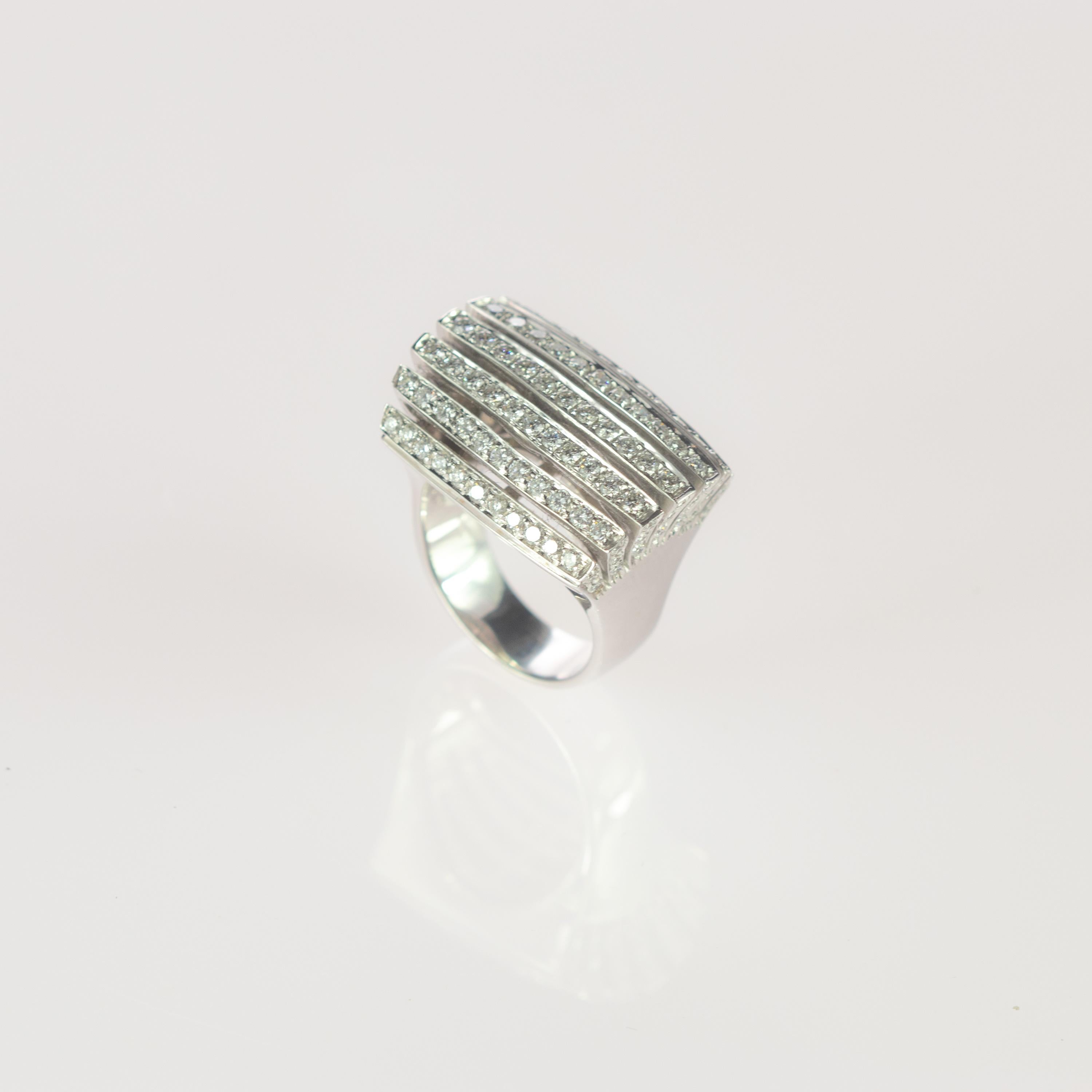 Anillo de Cóctel en Racimo de Corona Piramidal de Oro de 18 Kilates Brillante de 2 Quilates Romántico en venta