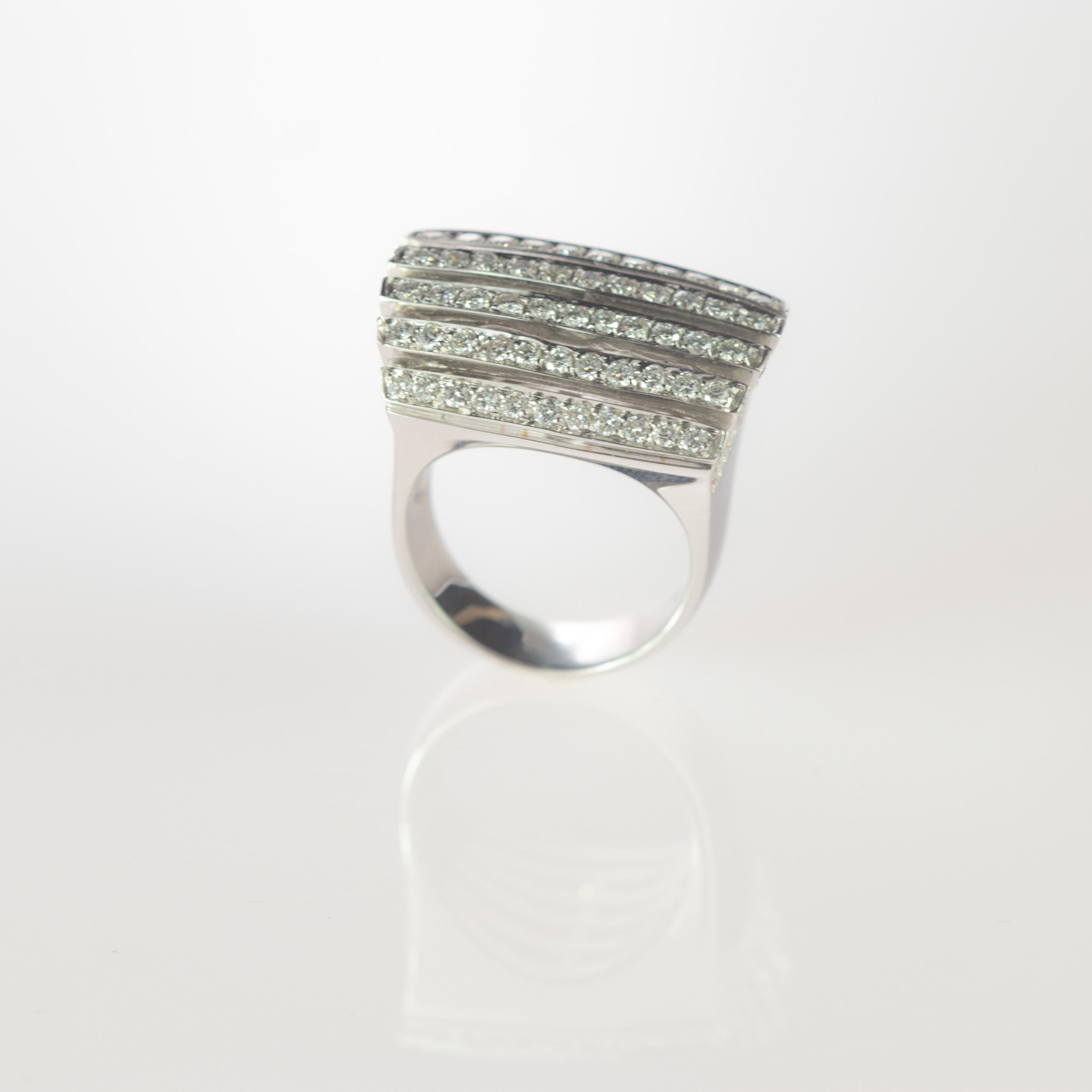 Anillo de Cóctel en Racimo de Corona Piramidal de Oro de 18 Kilates Brillante de 2 Quilates Corte brillante en venta