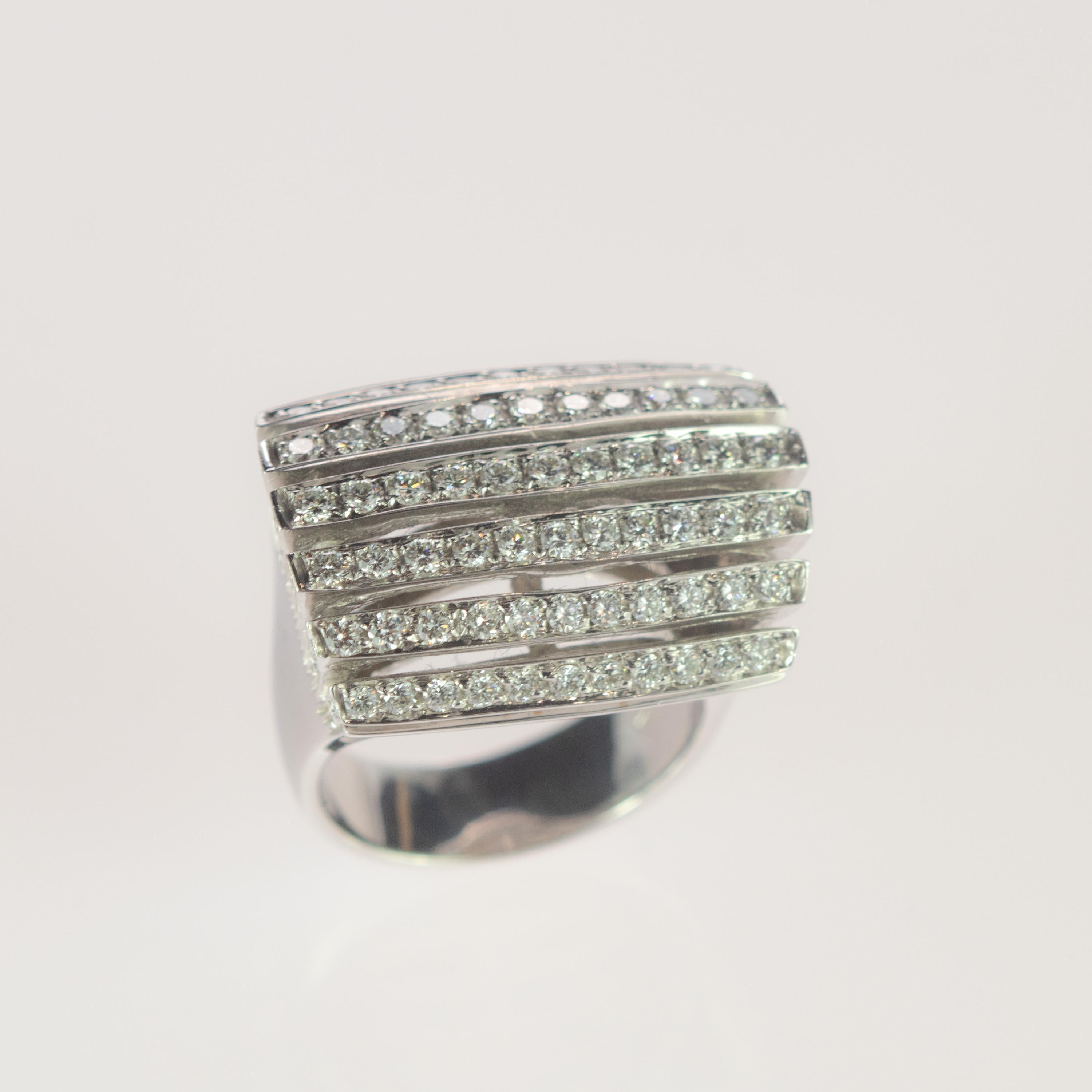 Anillo de Cóctel en Racimo de Corona Piramidal de Oro de 18 Kilates Brillante de 2 Quilates en venta 2