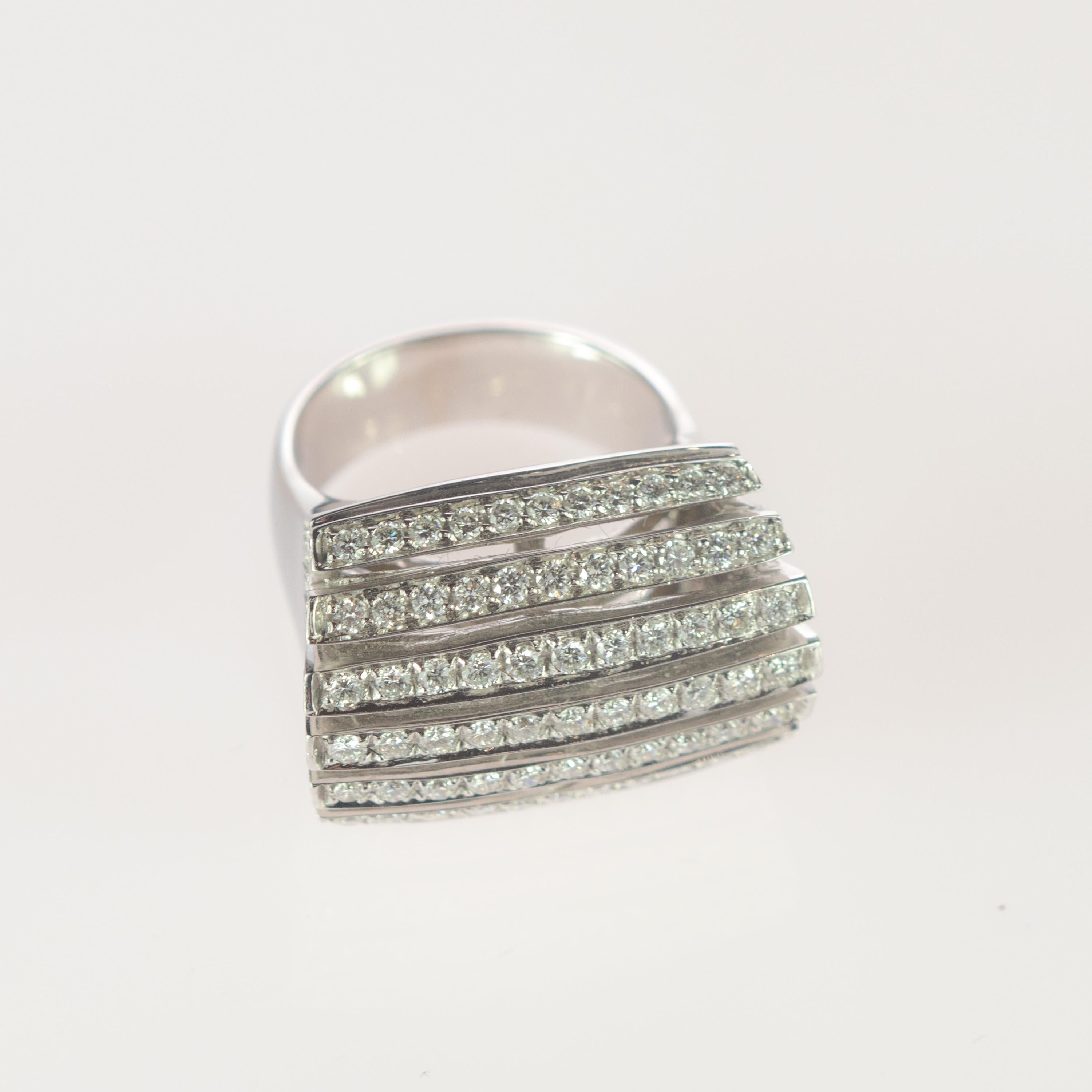 Anillo de Cóctel en Racimo de Corona Piramidal de Oro de 18 Kilates Brillante de 2 Quilates en venta 3