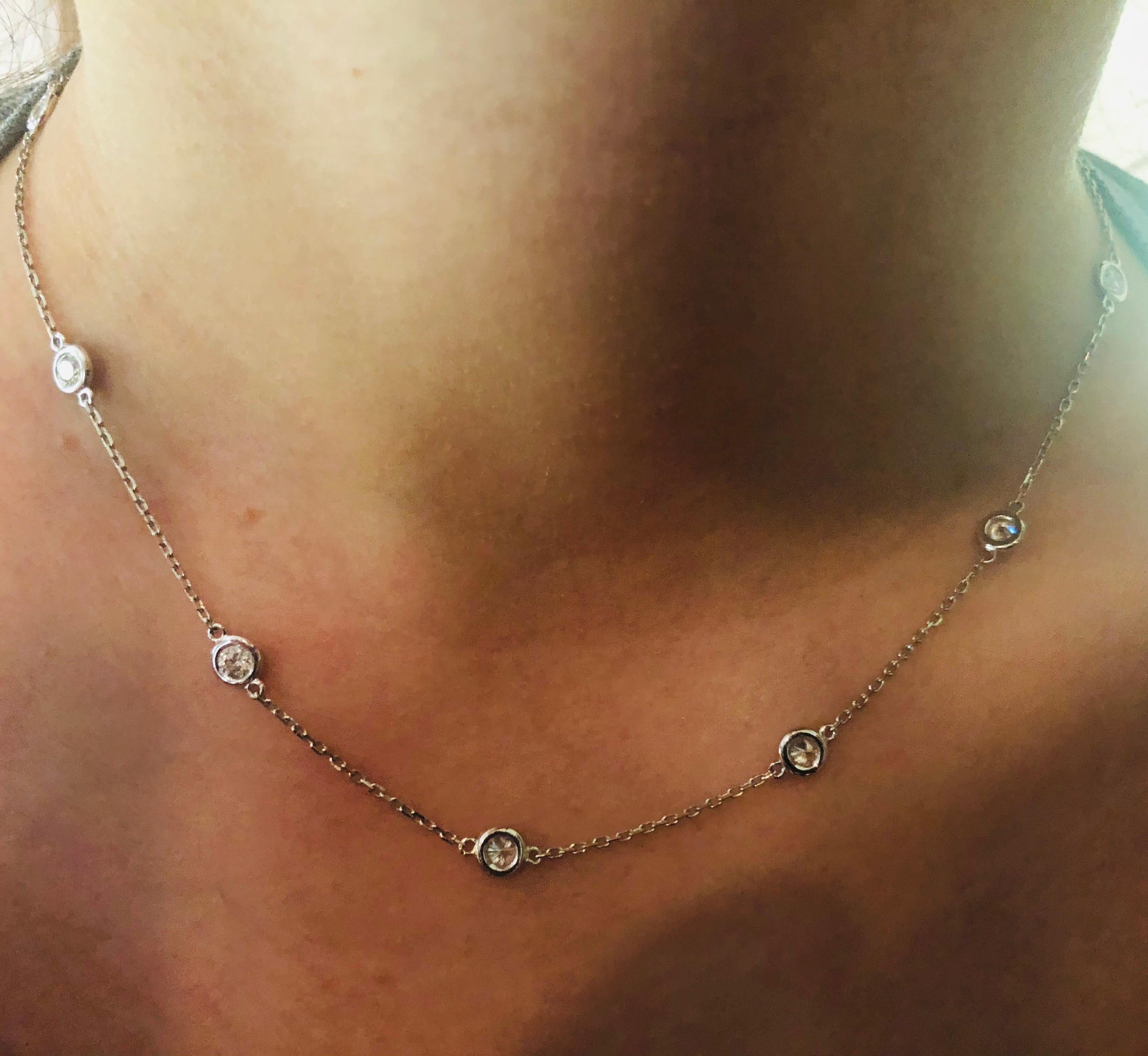 Collana a catena con diamanti in oro bianco 14 carati di produzione italiana. Le pietre sono incastonate in un castone a un centimetro di distanza l'una dall'altra. La lunghezza totale della collana è di 16 pollici. Il peso totale dei diamanti è di