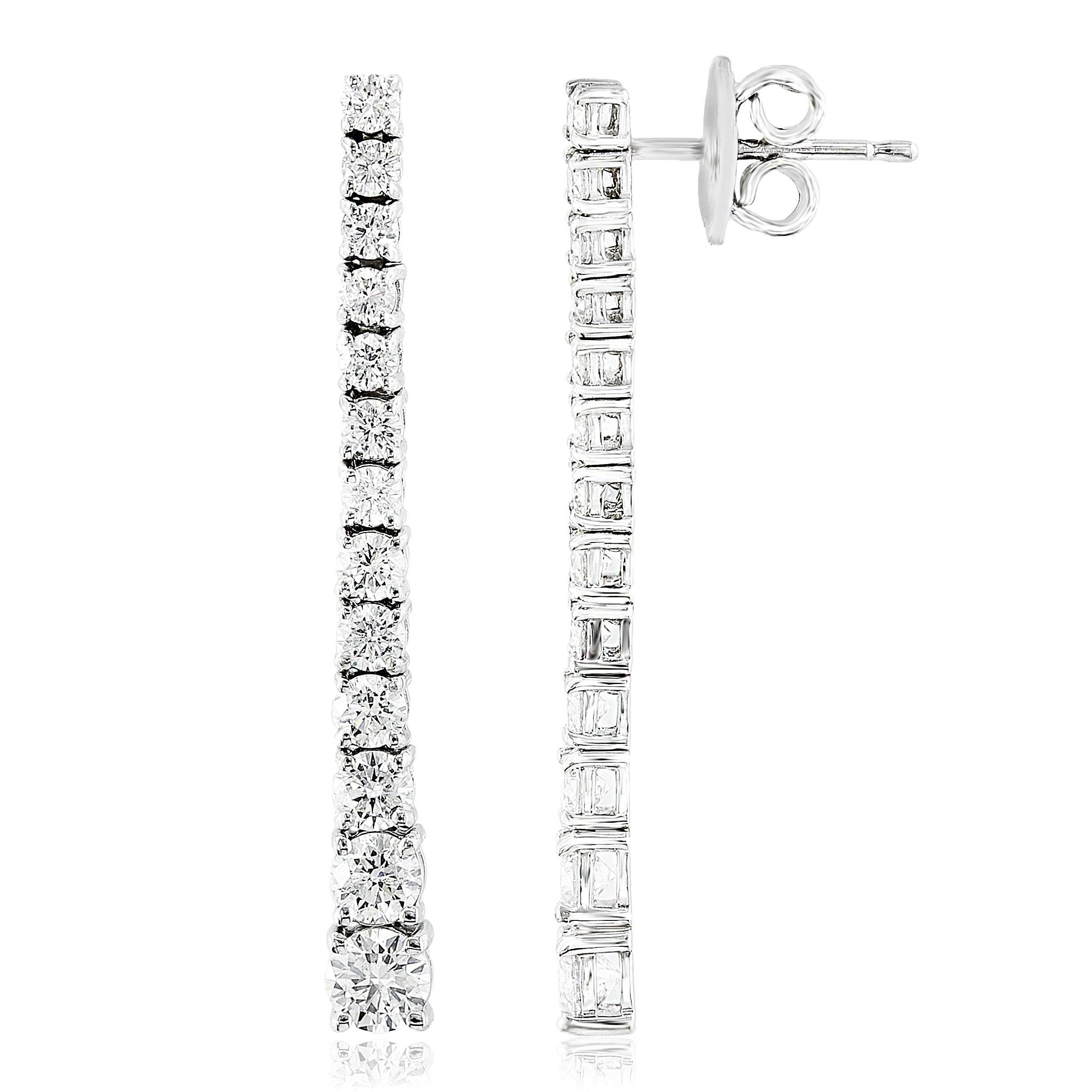 Une importante paire de boucles d'oreilles pendantes mettant en valeur une seule rangée de diamants ronds de 2 carats. 

Style disponible dans différentes gammes de prix. Les prix sont basés sur votre sélection des 4C : Carat, Color, Clarity, Cut
