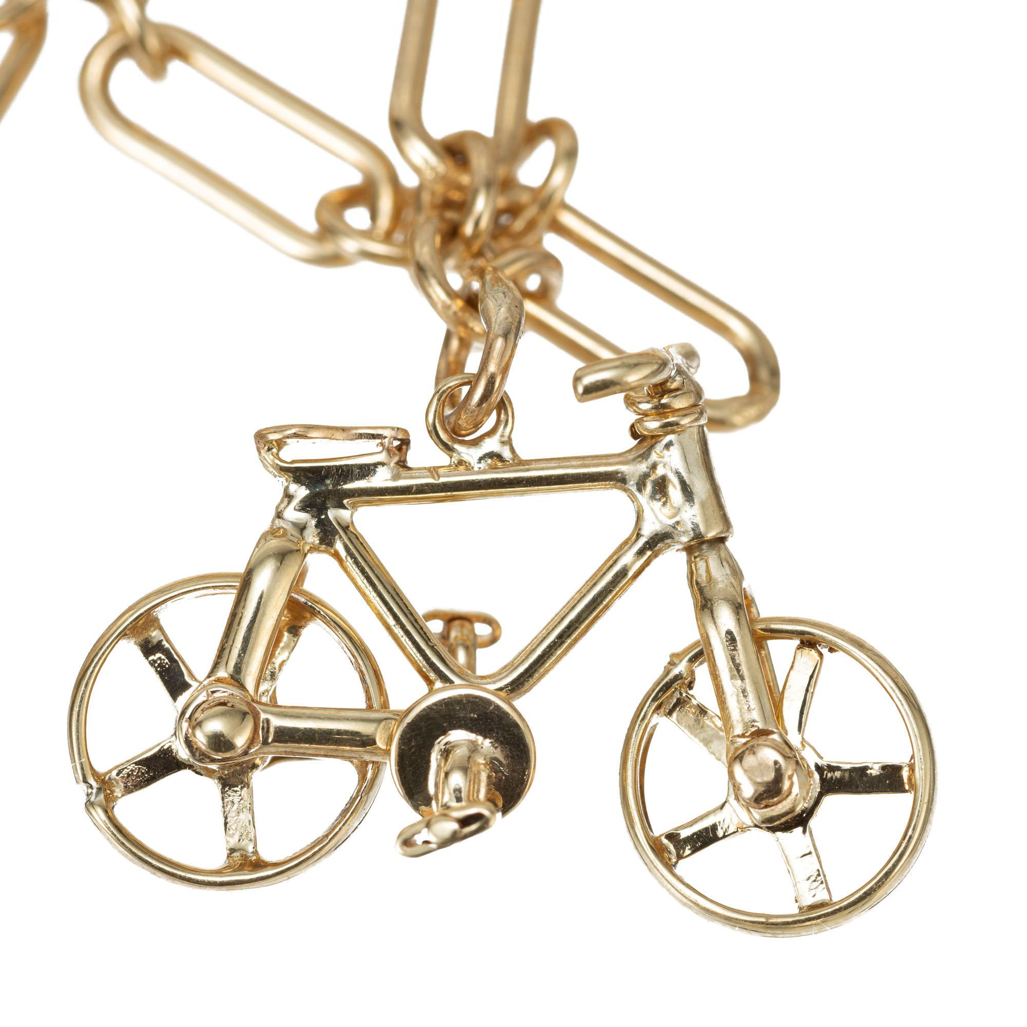 Taille ronde Bracelet à breloques en or jaune avec émeraudes et diamants de 0,02 carat sur le thème de la bicyclette en vente