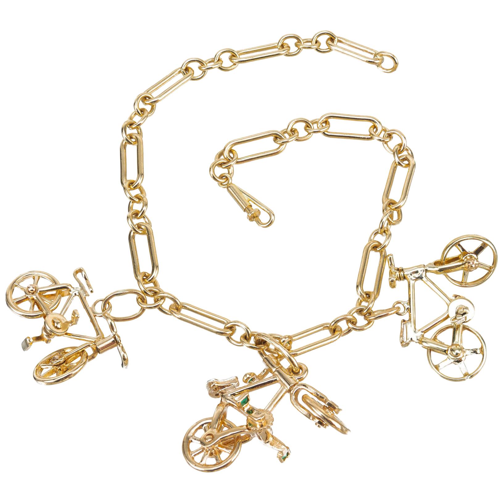 Bracelet à breloques en or jaune avec émeraudes et diamants de 0,02 carat sur le thème de la bicyclette en vente