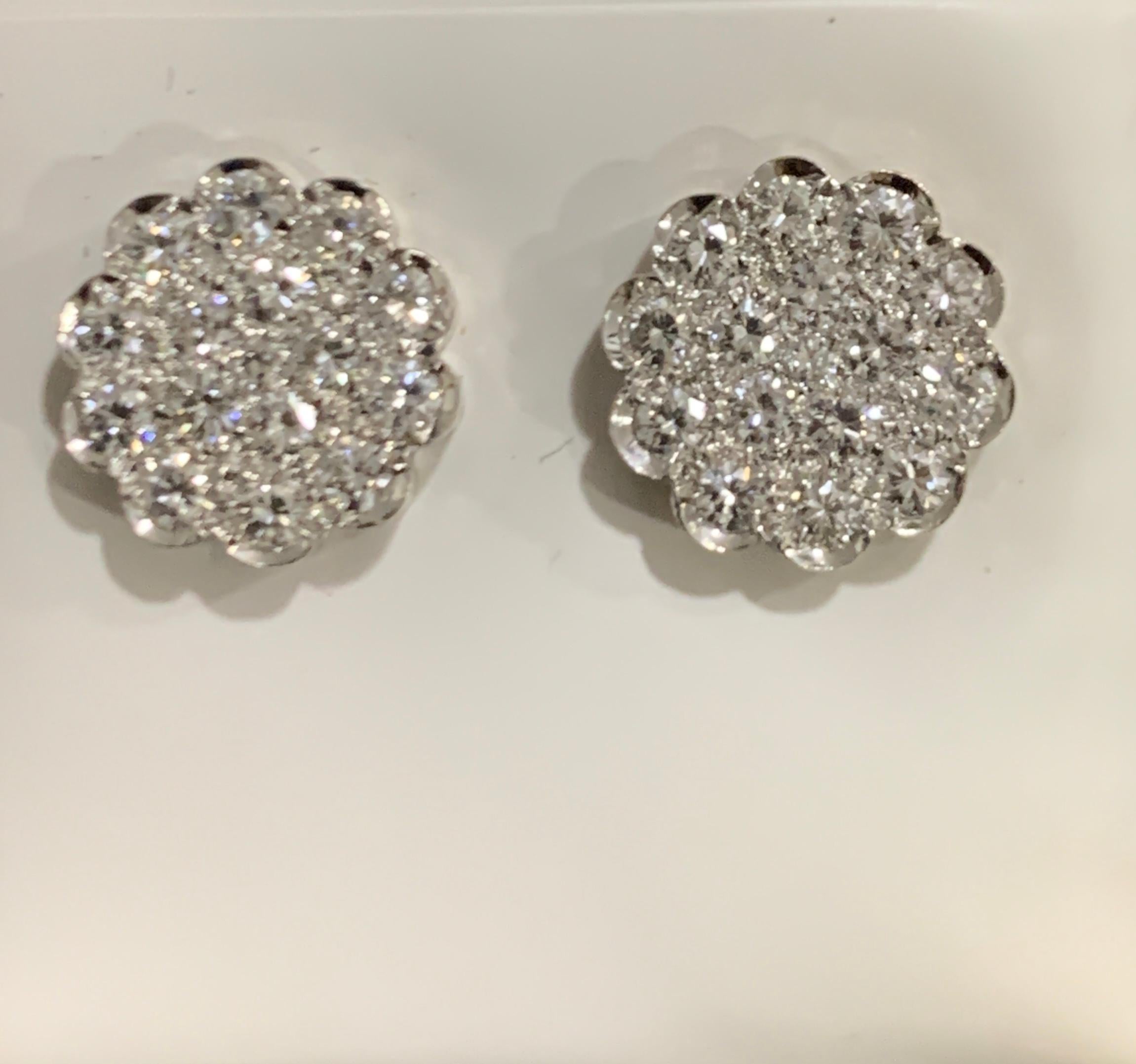 2 Karat Diamant Floral Cluster Blume Ohrstecker aus 14 Karat Weißgold im Zustand „Hervorragend“ in New York, NY