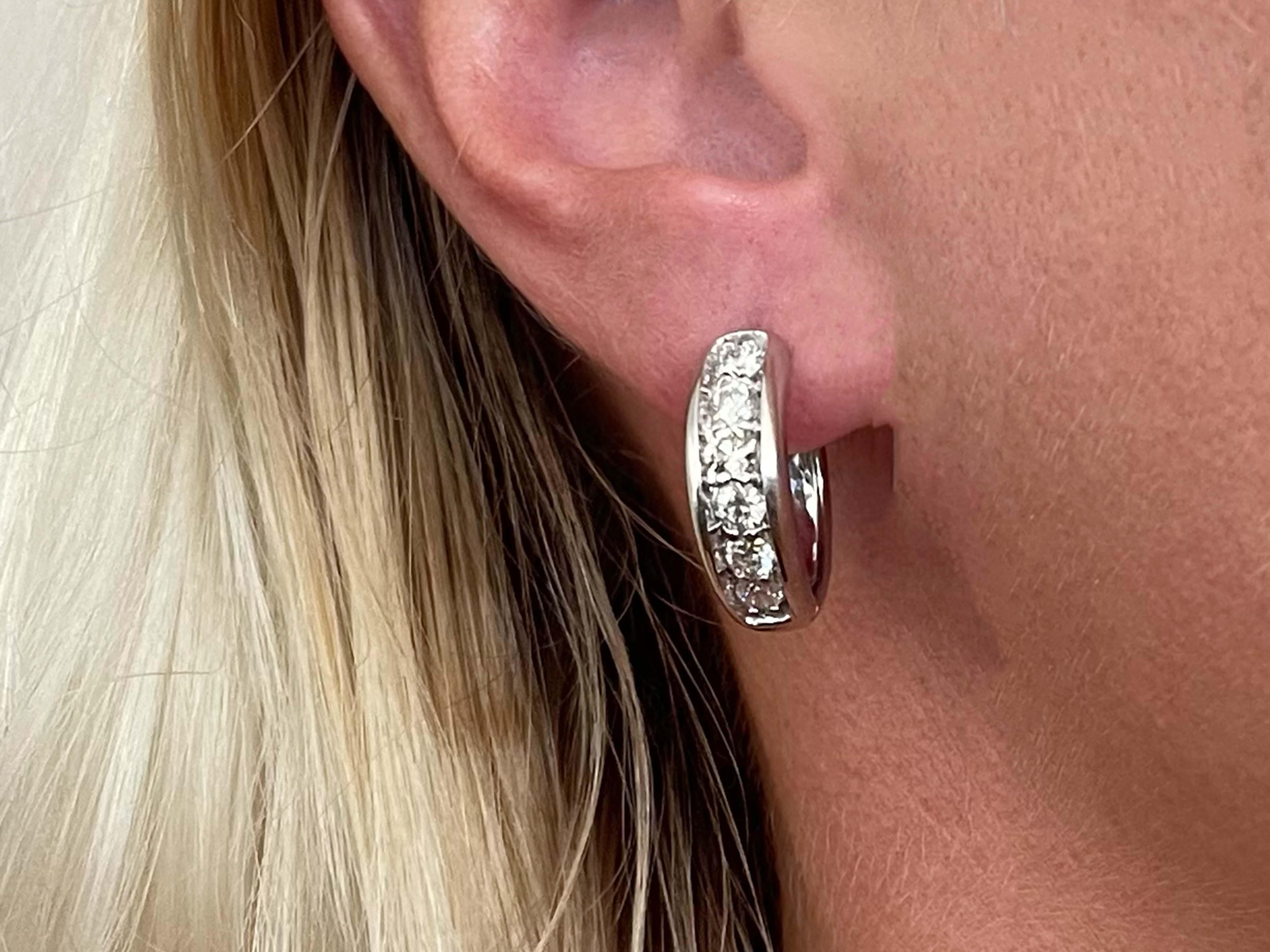 Orecchini Specifiche:

Stile: Orecchini a cerchio con diamanti

Metallo: oro bianco 10k

Peso totale: 8,7 grammi

Misure: 21 mm 

Diamanti: 12 diamanti rotondi taglio brillante

Incastonatura del diamante: Prong

Colore del diamante: G-H

Chiarezza