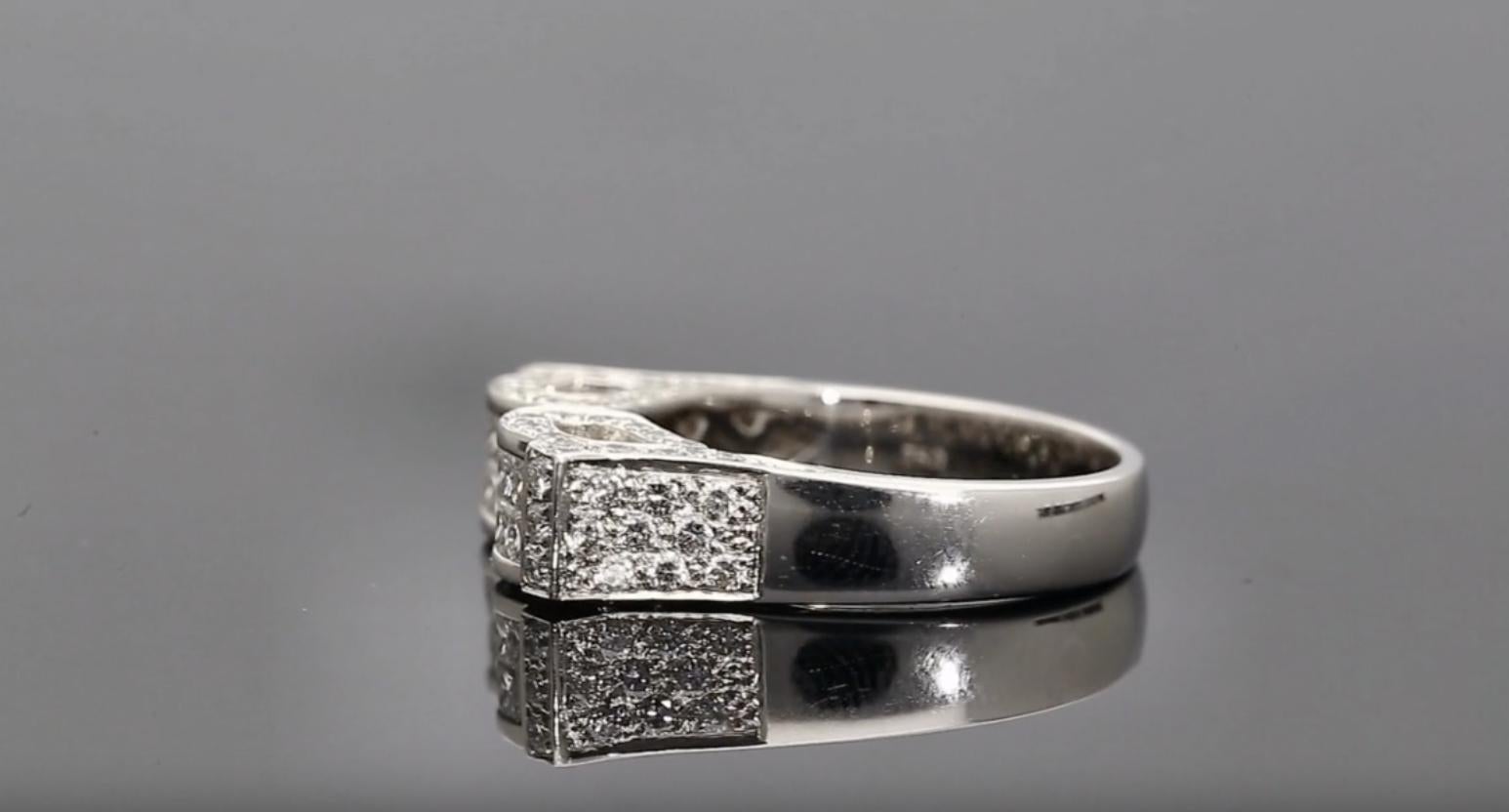 2 Karat brillante Naturdiamanten und unverwechselbare Schönheit. Dieses wunderschöne Stück aus 18-karätigem Weißgold wurde auf einzigartige und unvergessliche Weise gestaltet. Am Kopf des Rings befinden sich 16 schillernde Diamanten im