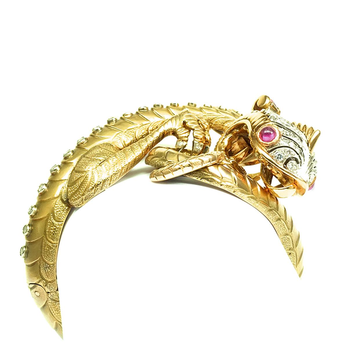 Taille simple Bracelet jonc dragon en or 18 carats, rubis et diamants de 2 carats, Italie, circa 1960 en vente