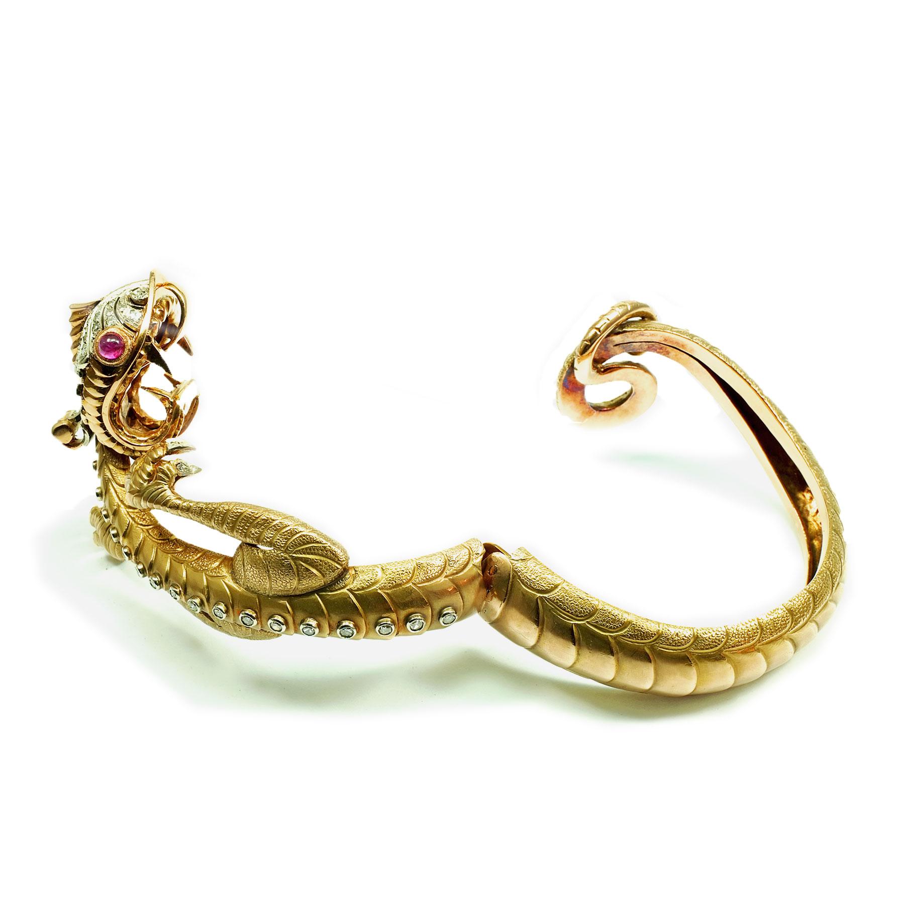 Bracelet jonc dragon en or 18 carats, rubis et diamants de 2 carats, Italie, circa 1960 Bon état - En vente à Goettingen, DE