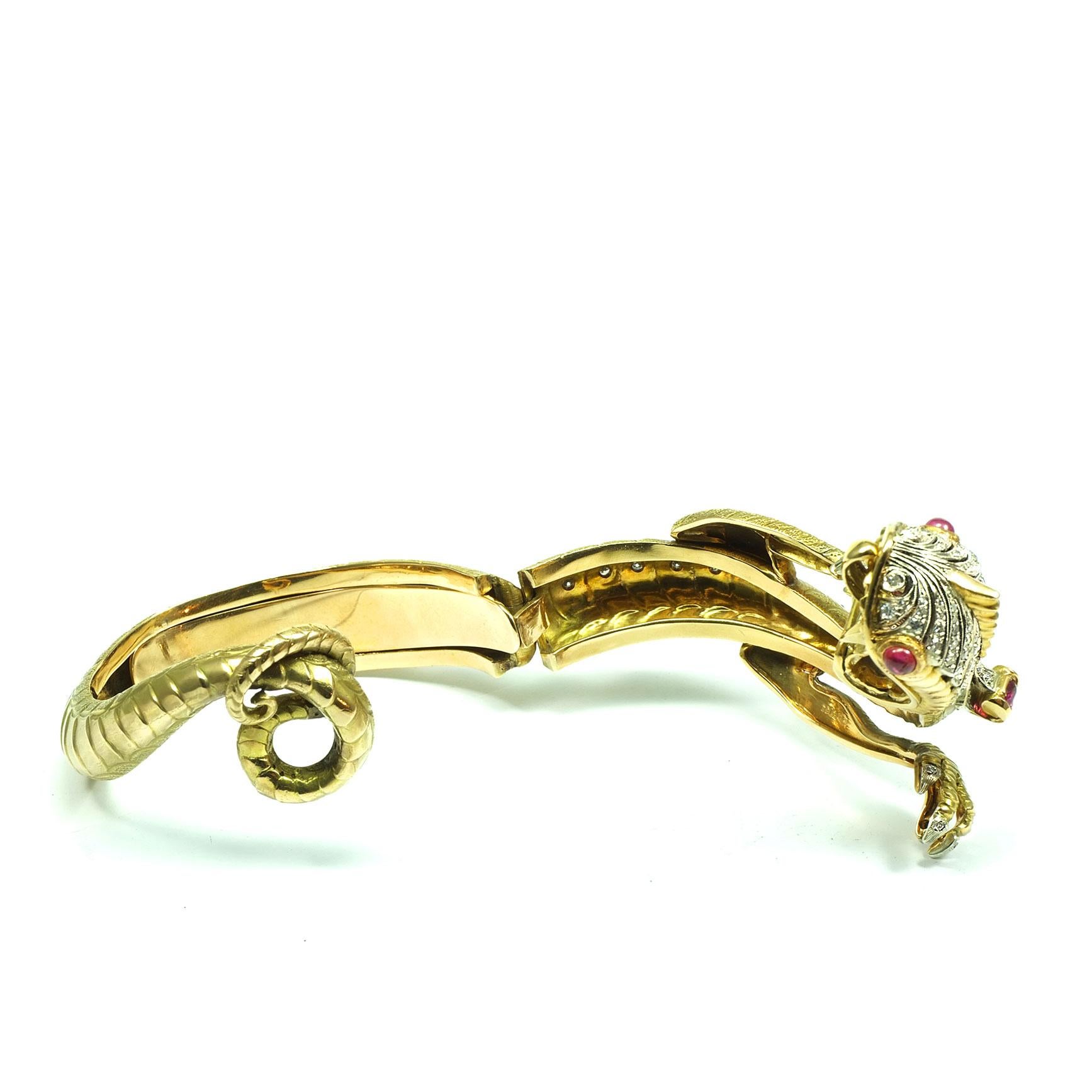 Bracelet jonc dragon en or 18 carats, rubis et diamants de 2 carats, Italie, circa 1960 Pour femmes en vente