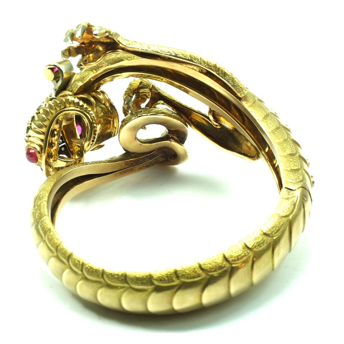 Bracelet jonc dragon en or 18 carats, rubis et diamants de 2 carats, Italie, circa 1960 en vente 1