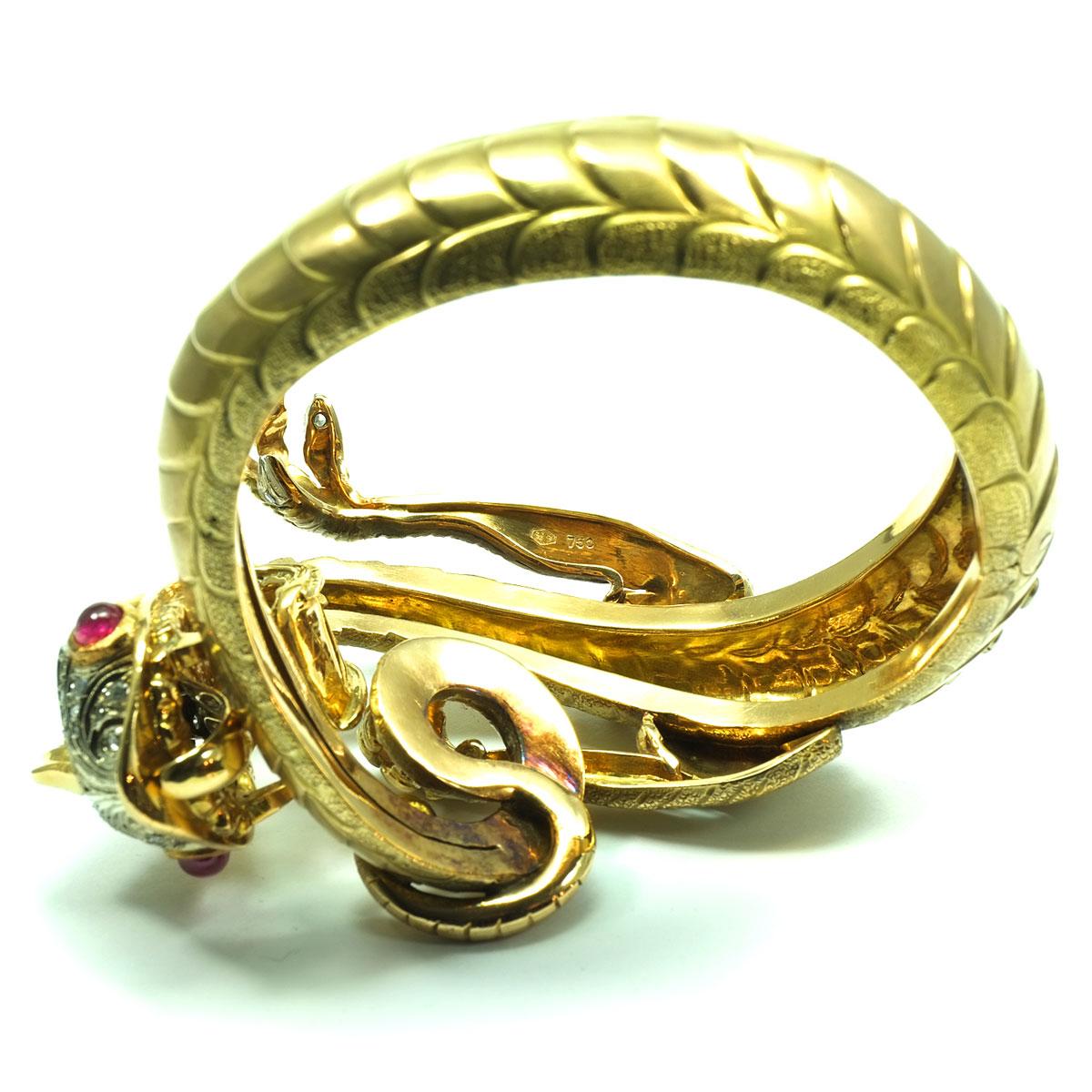 Bracelet jonc dragon en or 18 carats, rubis et diamants de 2 carats, Italie, circa 1960 en vente 3