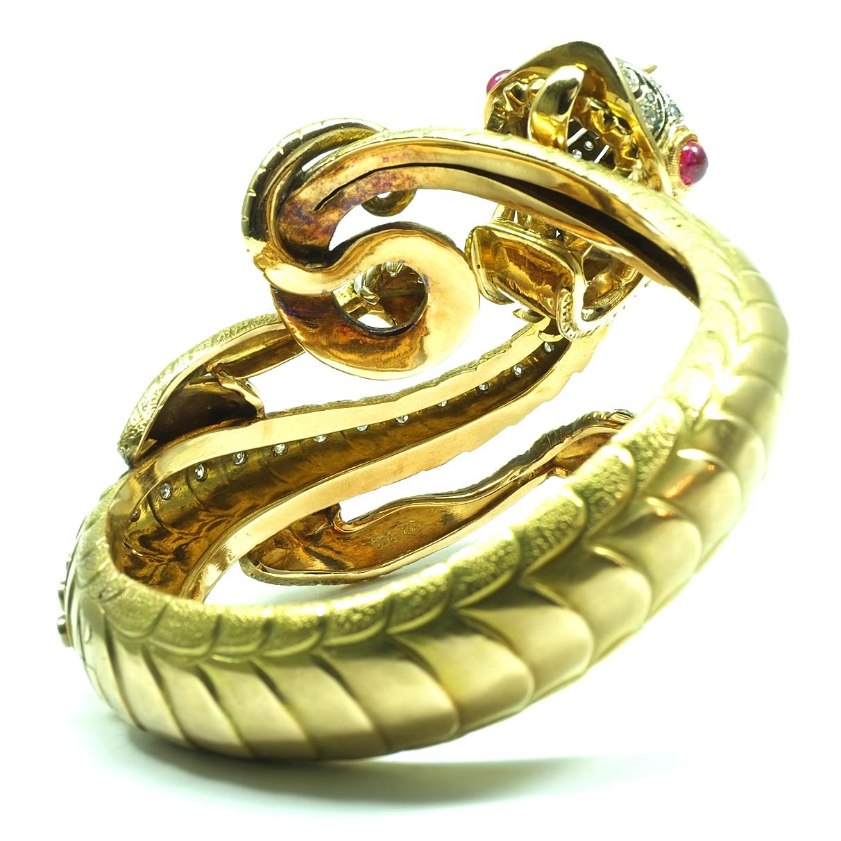 Bracelet jonc dragon en or 18 carats, rubis et diamants de 2 carats, Italie, circa 1960 en vente 2