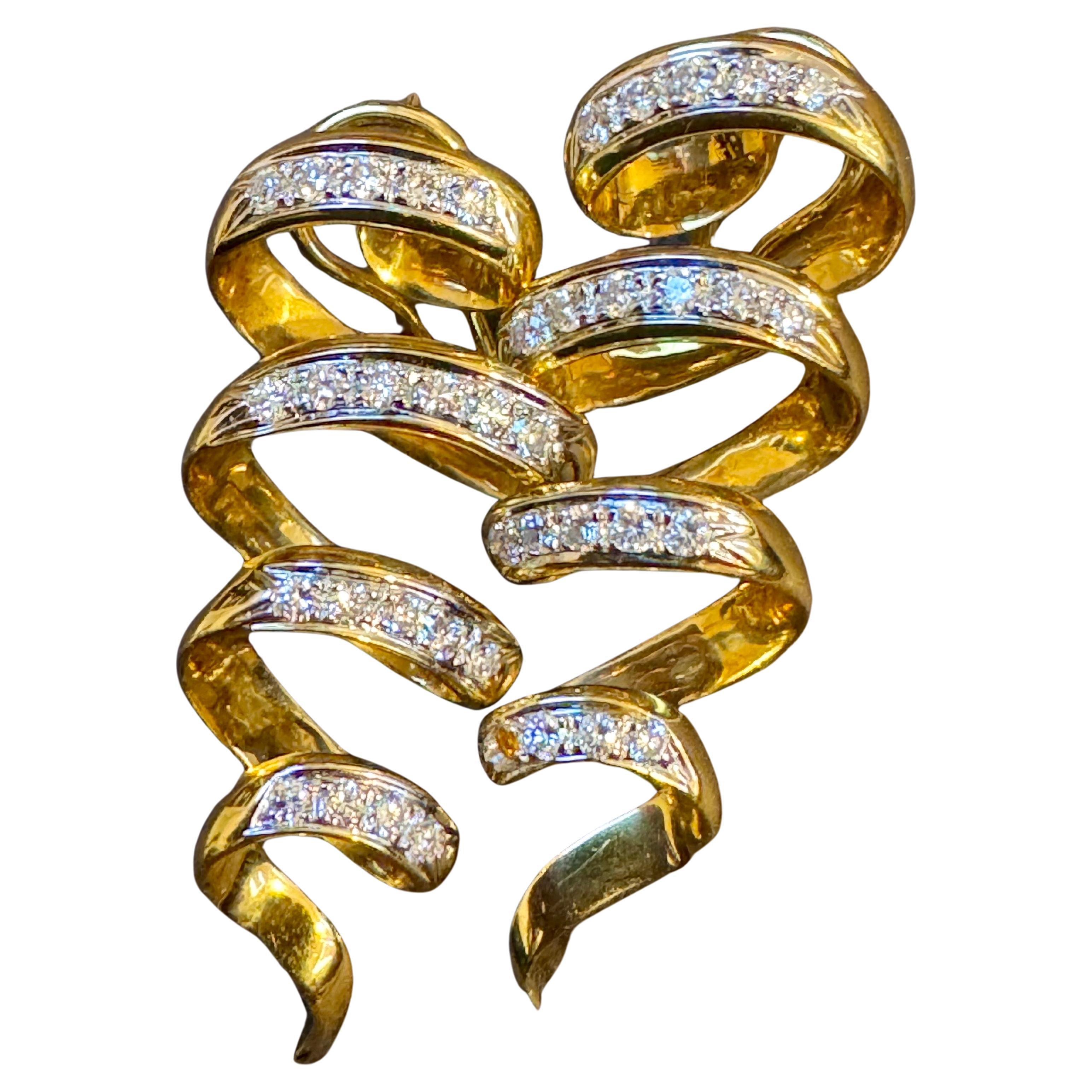 2 Carat Diamond VS Quality Hoop Ears Women , 18 Karat Yellow Gold 18.9 Grams
Magnifiquement réalisées en or jaune 18 carats, ces magnifiques boucles d'oreilles en diamants sont tournées vers l'avant pour que vous puissiez voir les diamants très