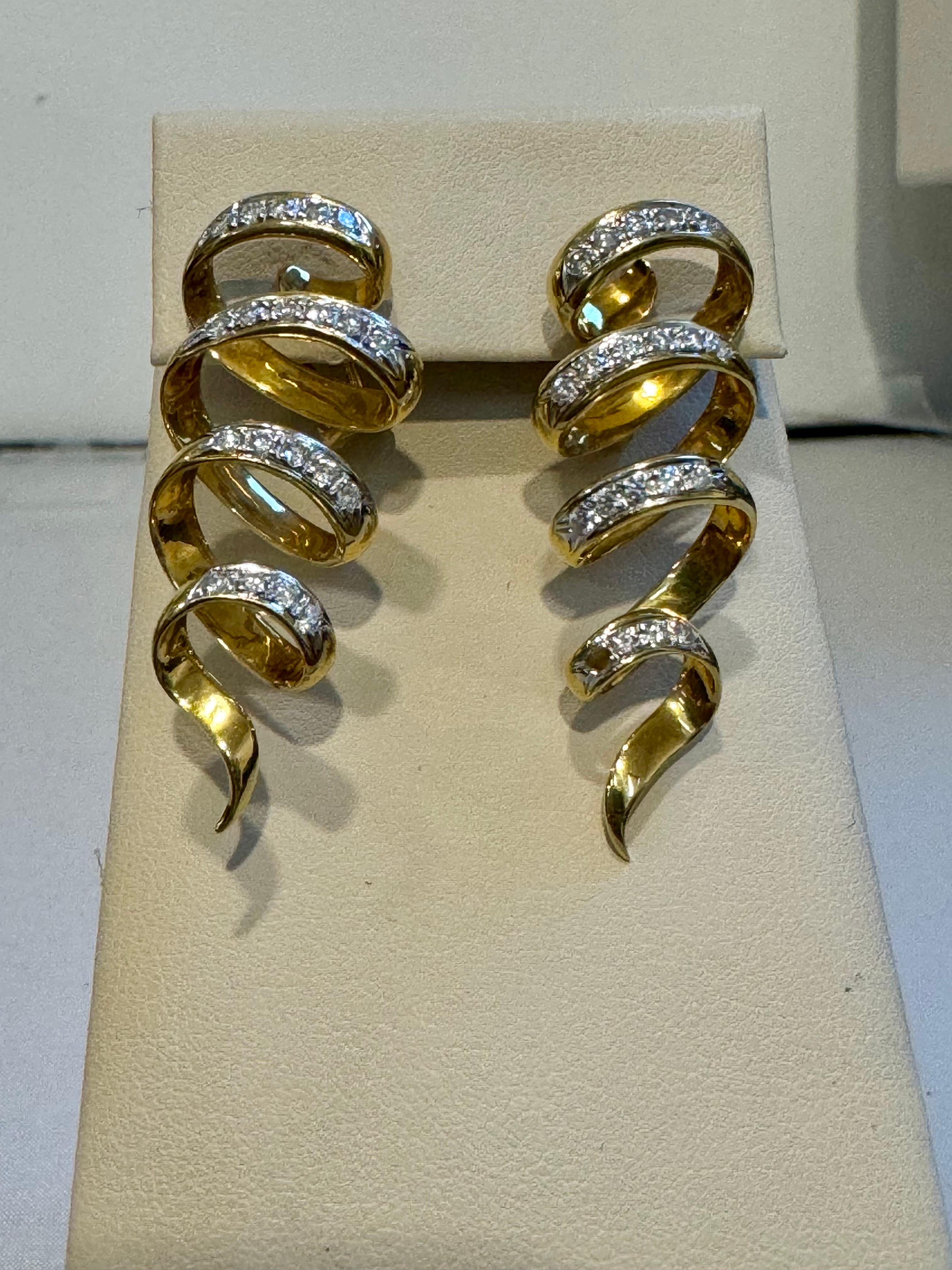 Boucles d'oreilles longues en or jaune 18 carats, 2 carats, diamant VS, 18.9 grammes Excellent état - En vente à New York, NY