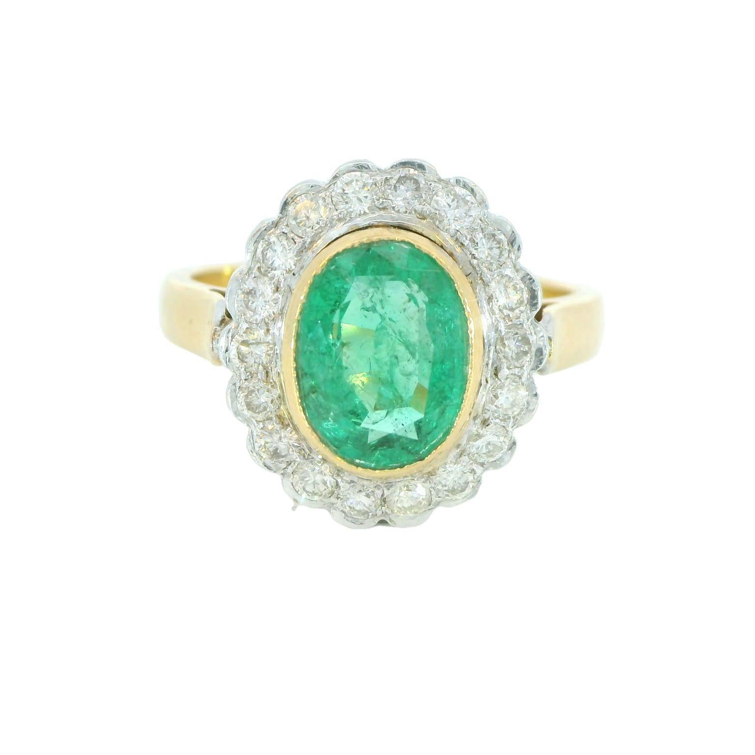 La bague en émeraude est un bijou étonnant, conçu pour capter l'attention par sa beauté hypnotique. Au centre de la bague se trouve une émeraude vibrante et enchanteresse, pesant 2,00 carats. La teinte verte luxuriante de l'émeraude est captivante