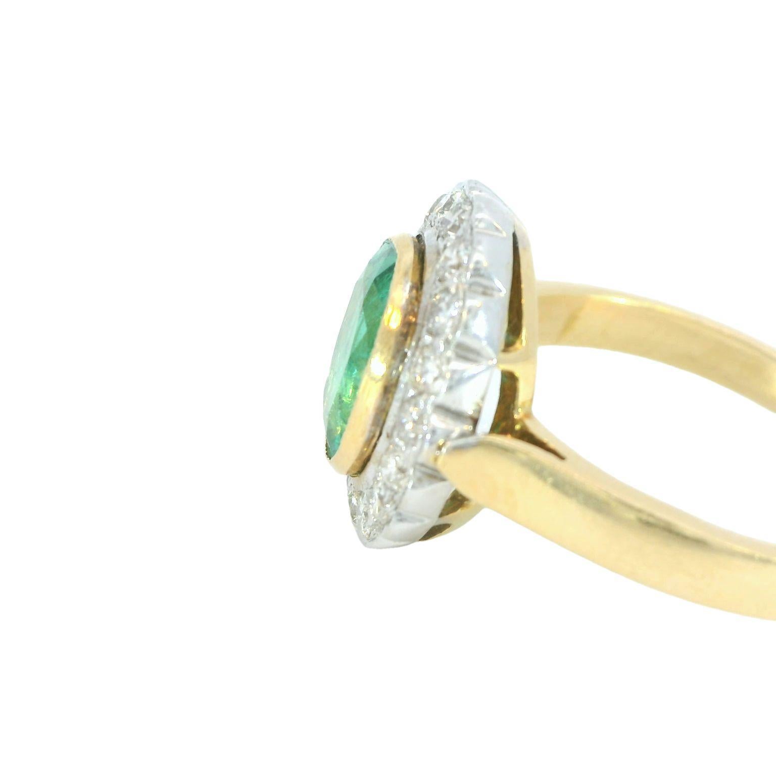 Taille ovale Bague en or 14K avec émeraude de 2 carats en vente