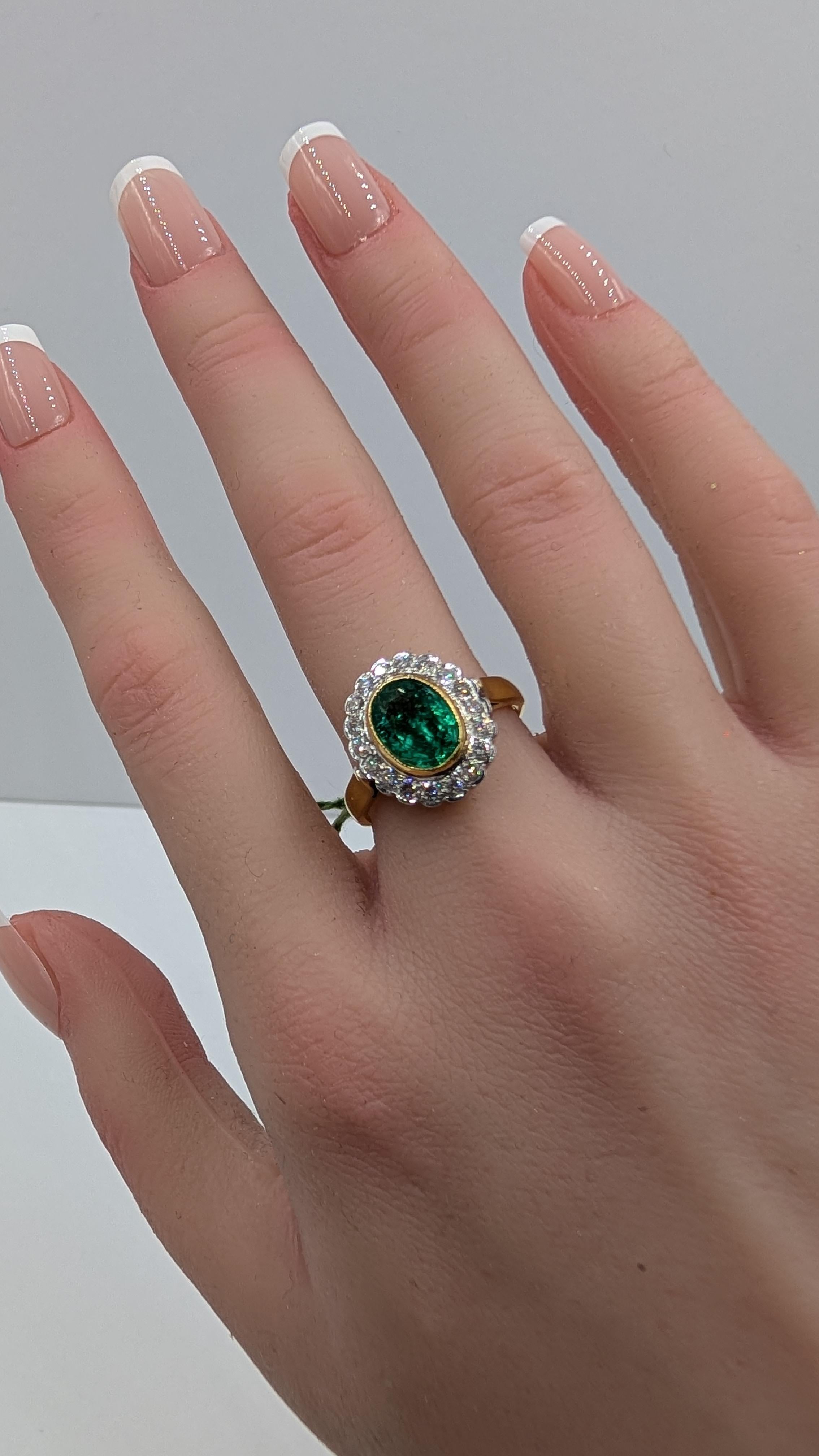 Bague en or 14K avec émeraude de 2 carats Pour femmes en vente