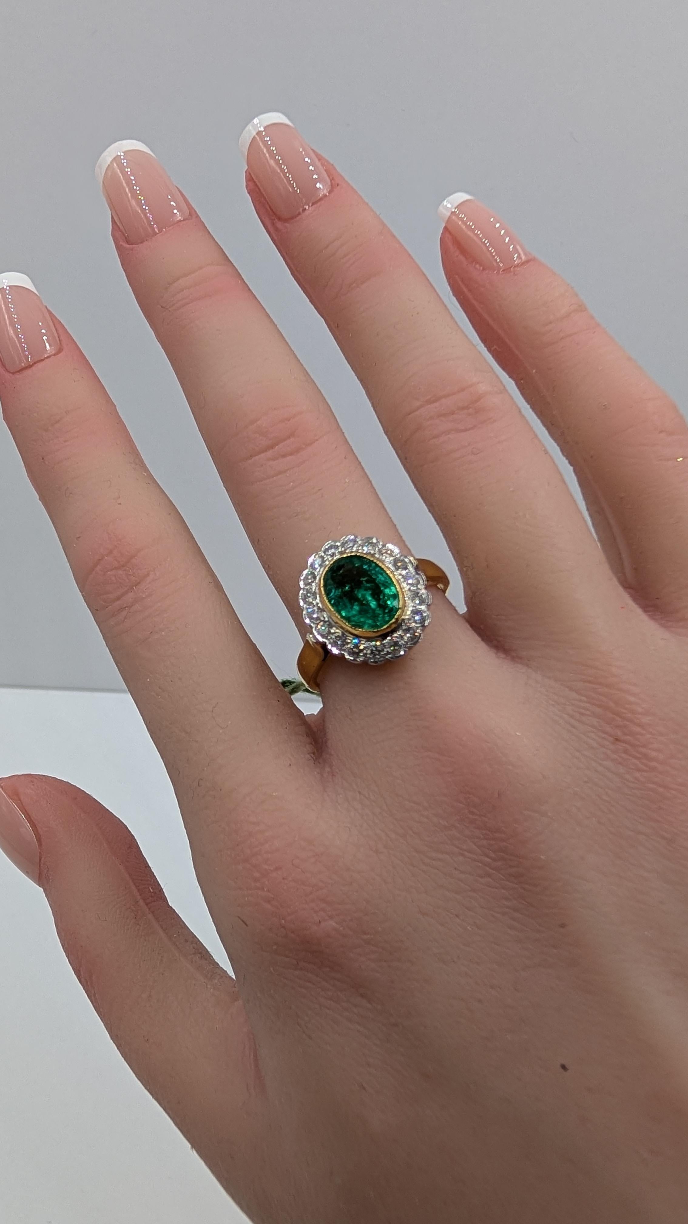 Bague en or 14K avec émeraude de 2 carats en vente 1