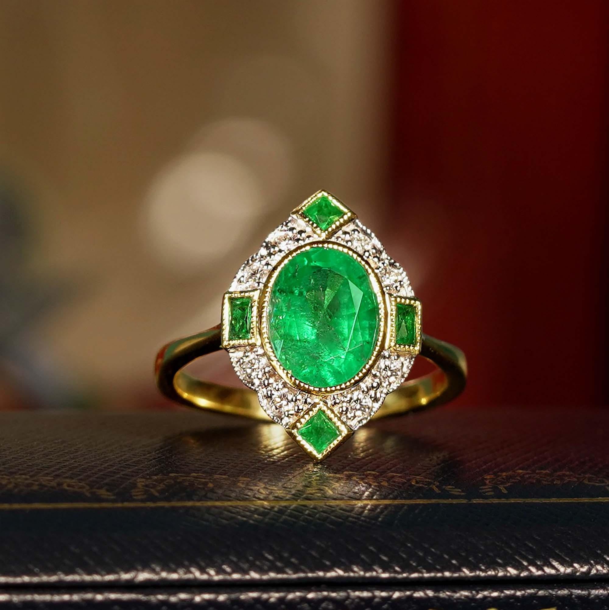 Taille ovale Bague de fiançailles de style Art déco en or jaune 18 carats avec émeraude de 2 carats et diamants en vente