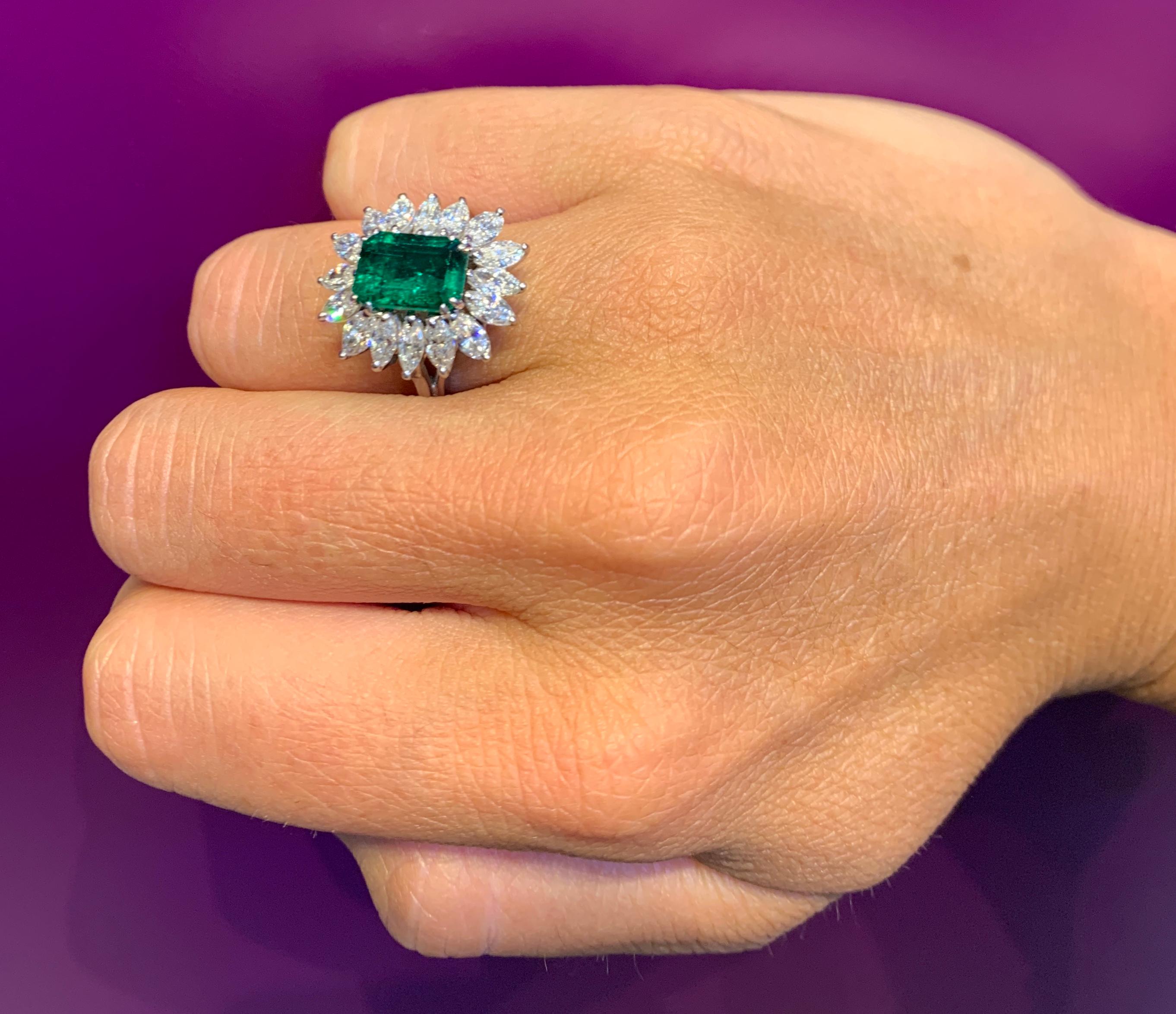 2 Karat Smaragdschliff Smaragd & Diamant-Ring  im Zustand „Hervorragend“ im Angebot in New York, NY