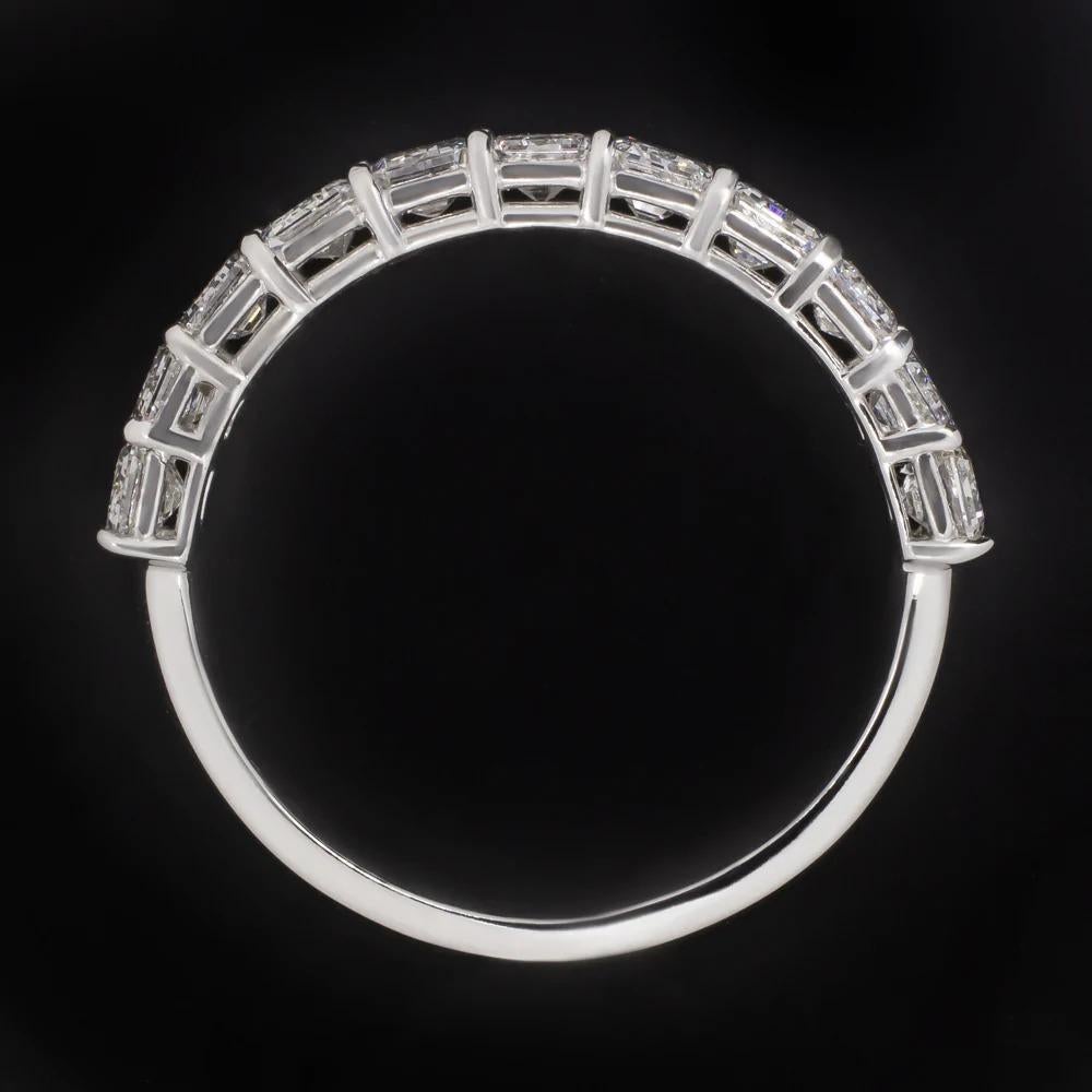  Der auffällige Ring besteht aus 2 Karat Diamanten im Smaragdschliff, die in ein elegantes, schlichtes und modernes Band gefasst sind. Elf hochwertige, perfekt aufeinander abgestimmte Diamanten von beachtlicher Größe bedecken die Vorderseite des