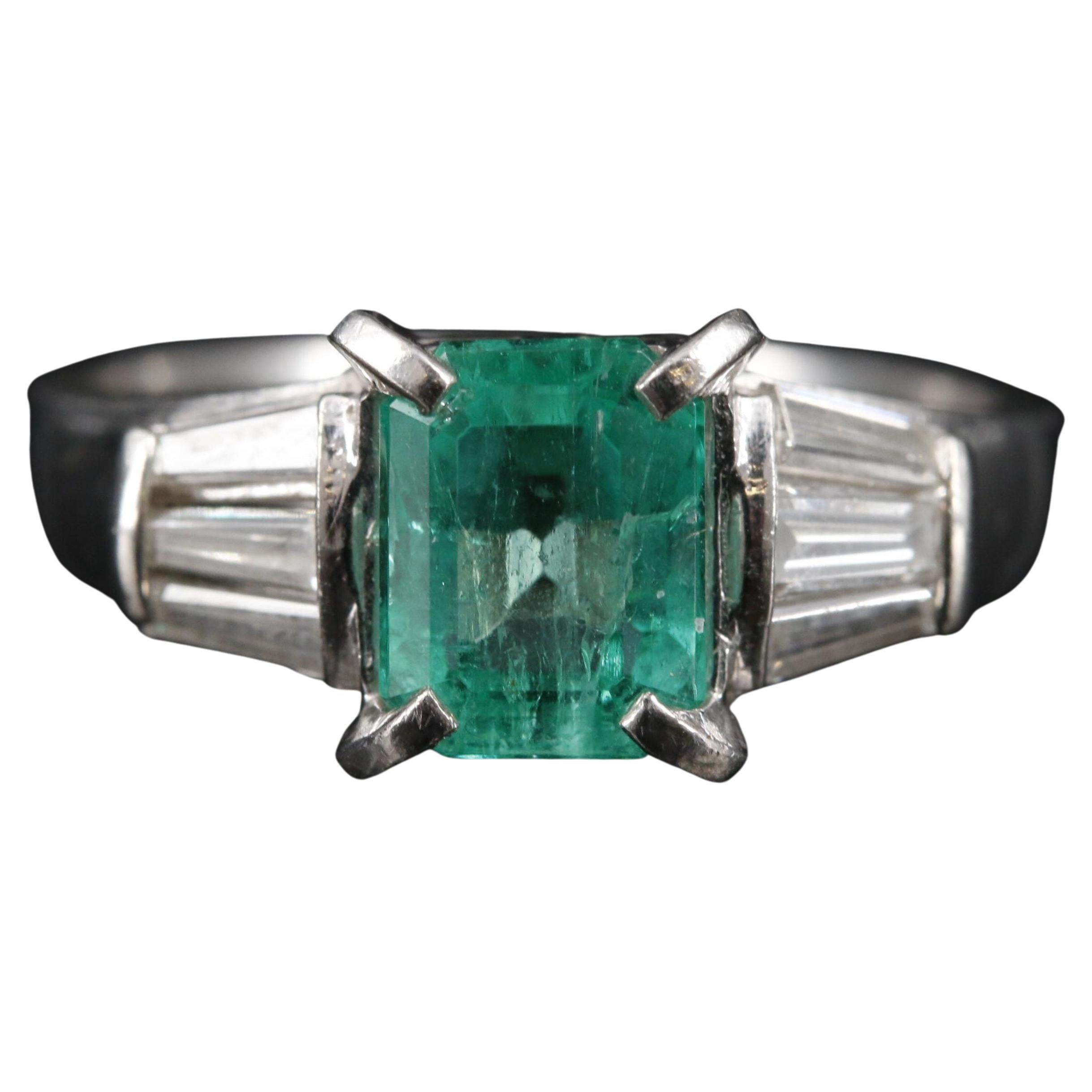 Im Angebot: 2 Karat Smaragd-Diamant-Verlobungsring, Minimalistischer Smaragd-Diamant- 3 Stein-Ring ()