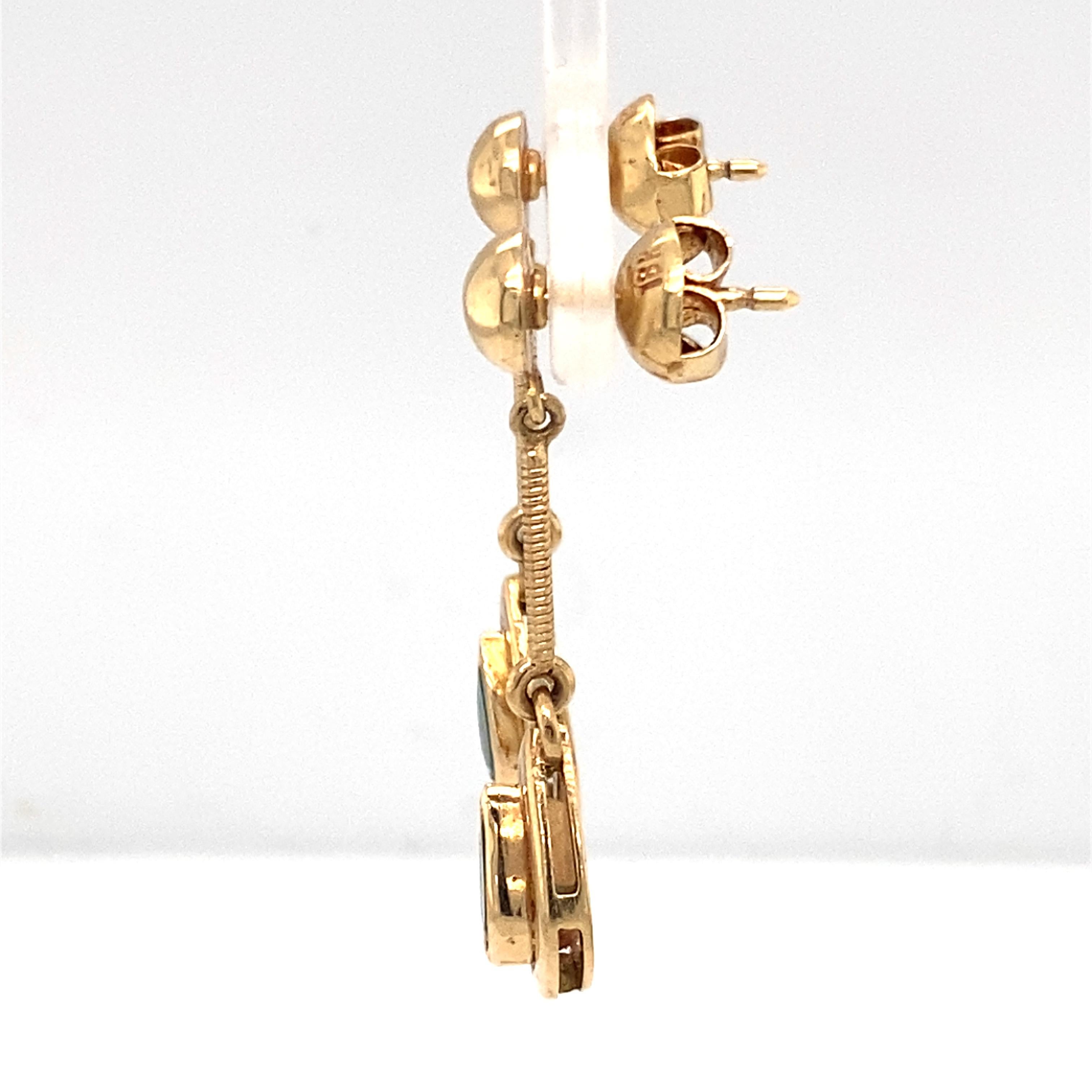 Rétro Boucles d'oreilles en goutte en or jaune 18 carats avec émeraudes de 2 carats en vente