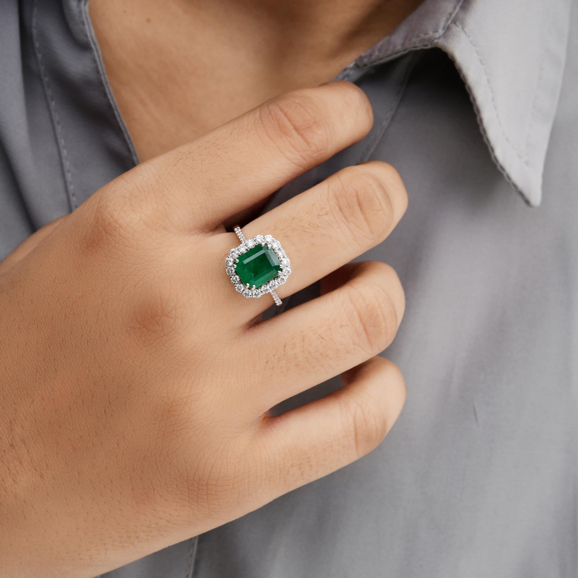2 Karat Smaragd-Ring 0,57 Karat SI Reinheit HI Farbe Diamant 14 Karat Weißgold im Zustand „Neu“ im Angebot in Diera, Dubai