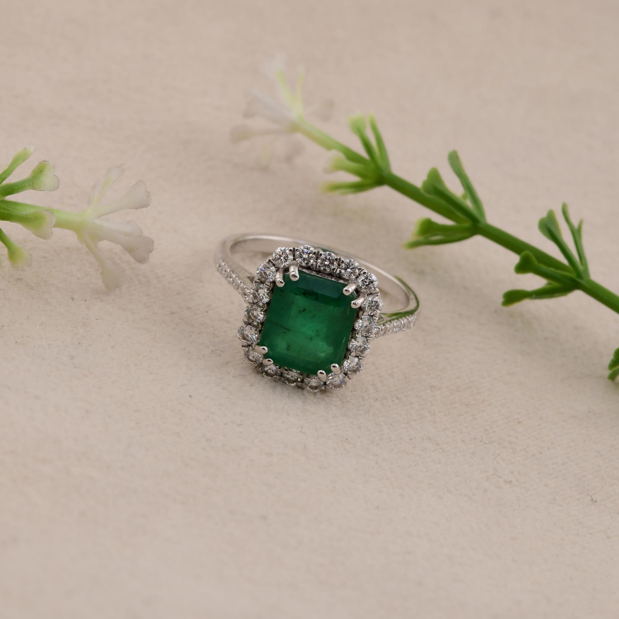 2 Karat Smaragd-Ring 0,57 Karat SI Reinheit HI Farbe Diamant 14 Karat Weißgold im Angebot 1