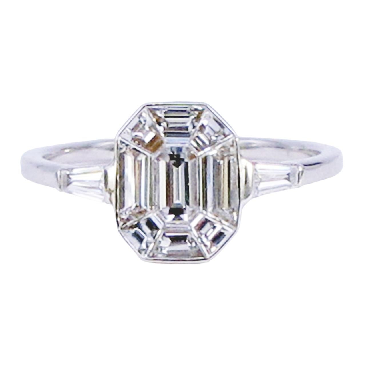 Artisan Bague en or blanc 18 carats diamant taille émeraude avec baguettes latérales en forme de cône en vente