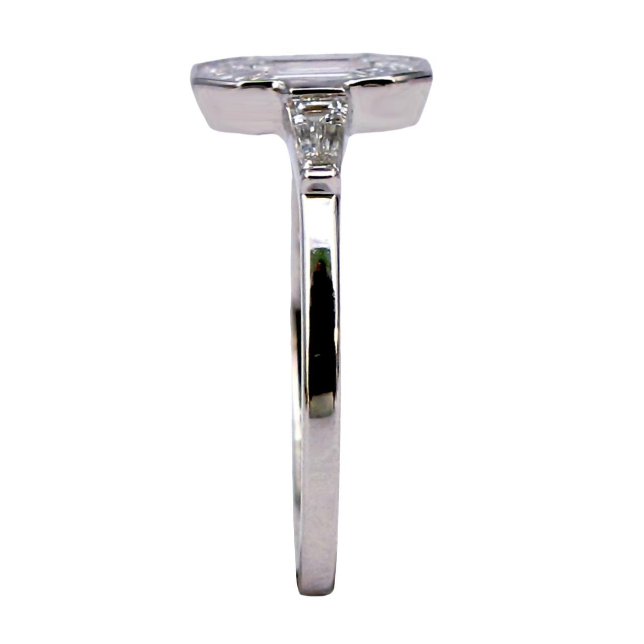 Taille mixte Bague en or blanc 18 carats diamant taille émeraude avec baguettes latérales en forme de cône en vente