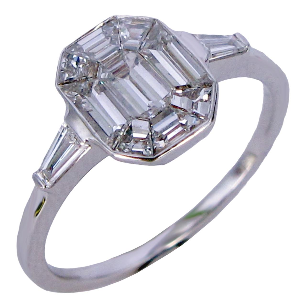 Bague en or blanc 18 carats diamant taille émeraude avec baguettes latérales en forme de cône Neuf - En vente à Khet Bang Rak, Krung Thep Maha Nakhon