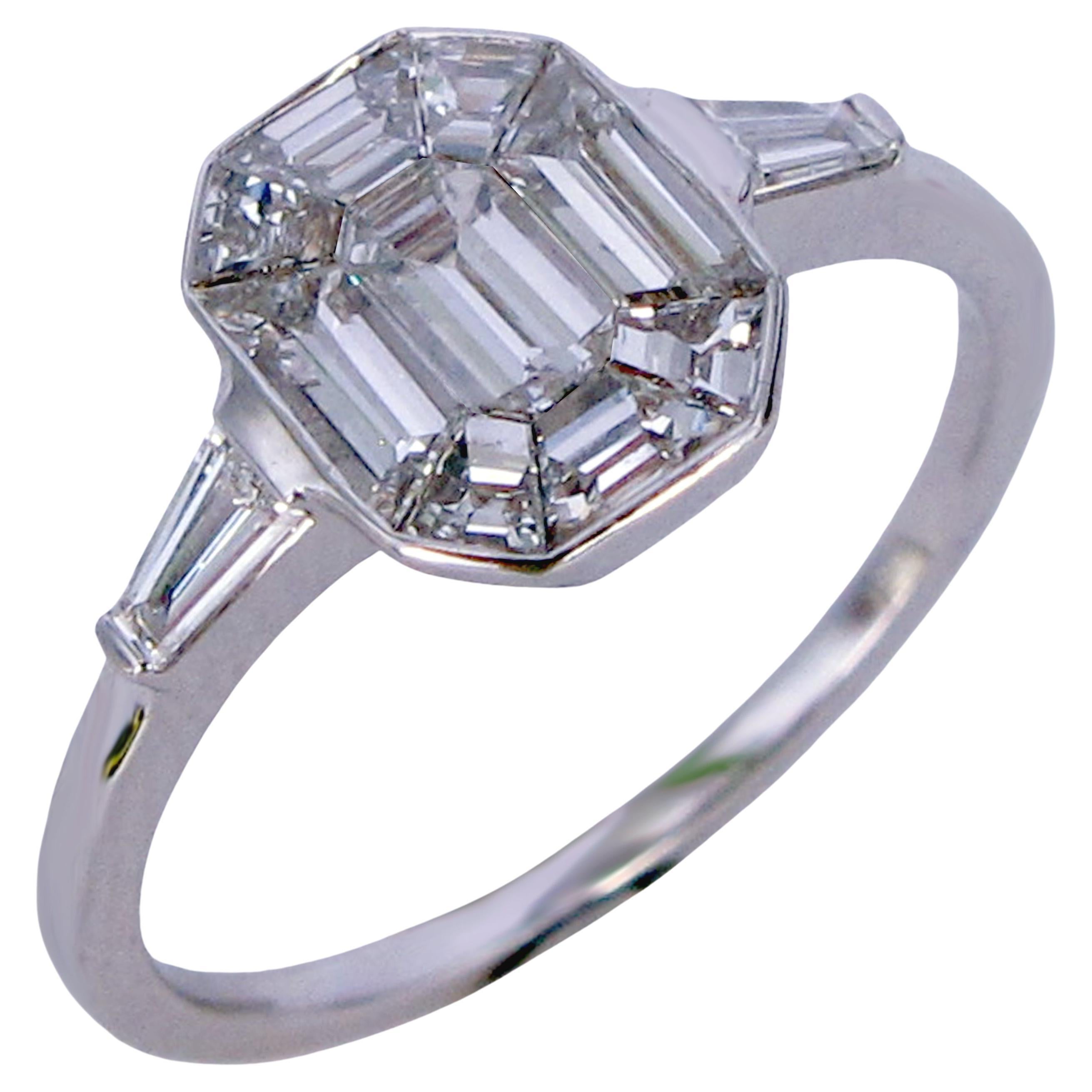 Bague en or blanc 18 carats diamant taille émeraude avec baguettes latérales en forme de cône en vente